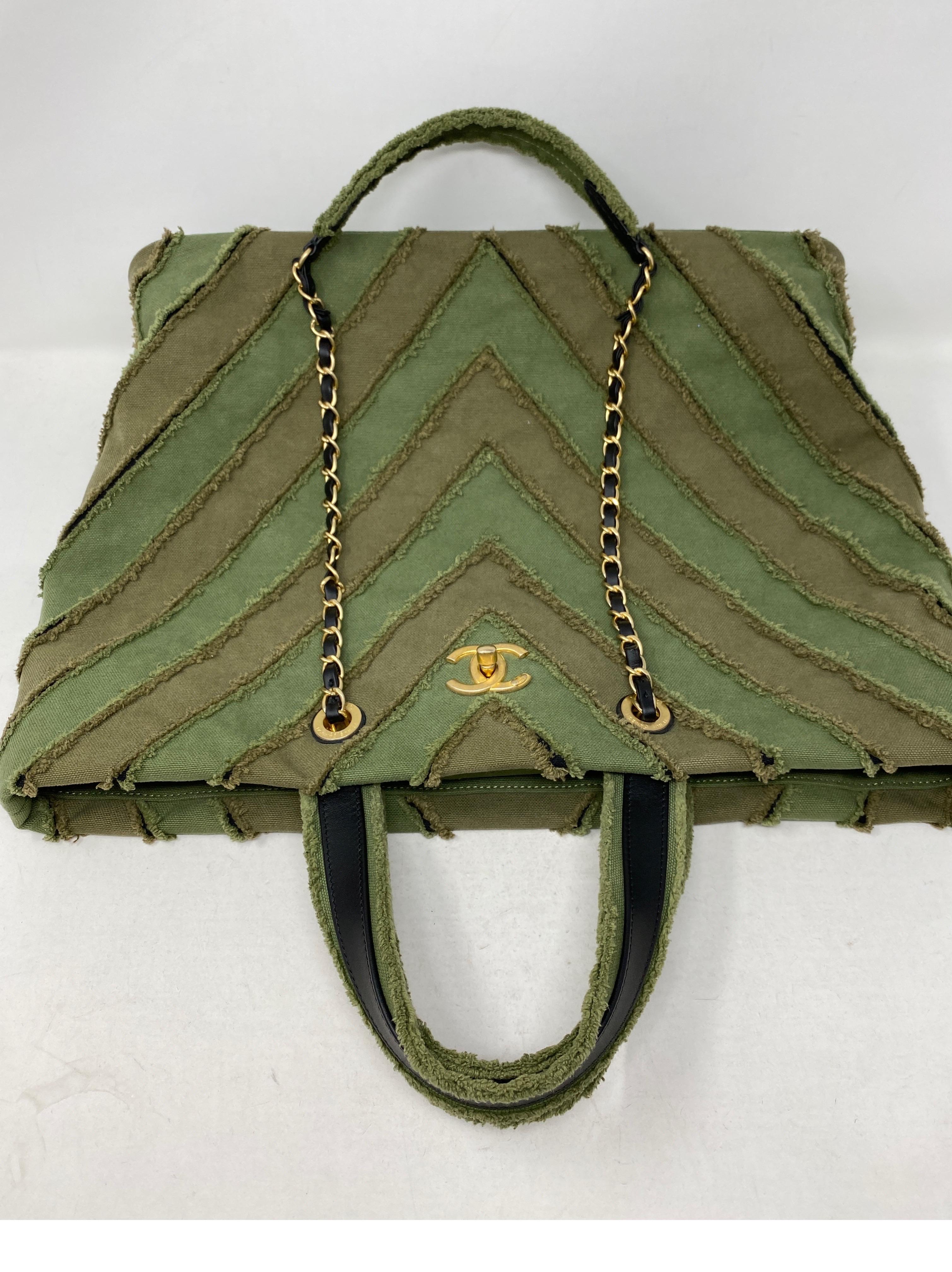 Chanel Cruise Canvas Patchwork Einkaufstasche im Zustand „Hervorragend“ in Athens, GA