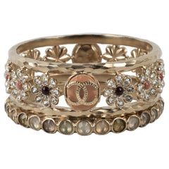 Bracciale Chanel Cruise in metallo color champagne con strass e resina, 2018
