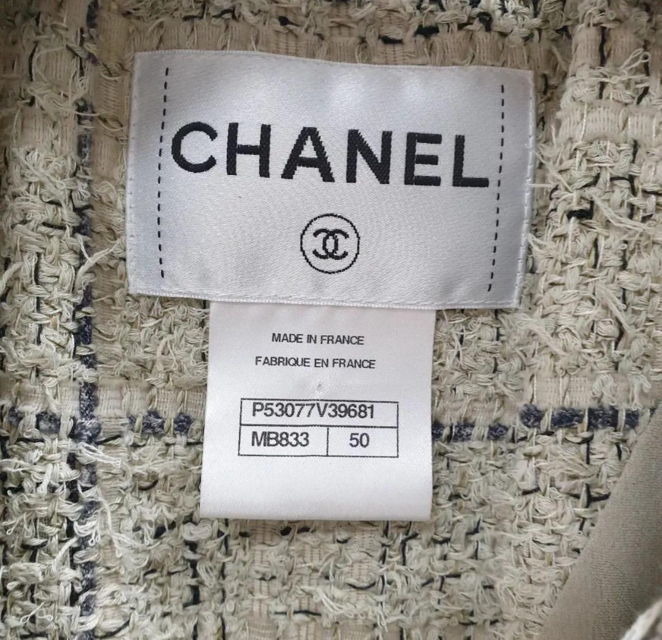 Timeless Chanel jacket from Runway of Paris / SEOUL Cruise Collection.
- made of precious lesage woven tweed in noble light beige colour
- double rows of CC logo buttons
- full silk lining, chain link at hem


Sz.50 Comes as oversized.

Very good