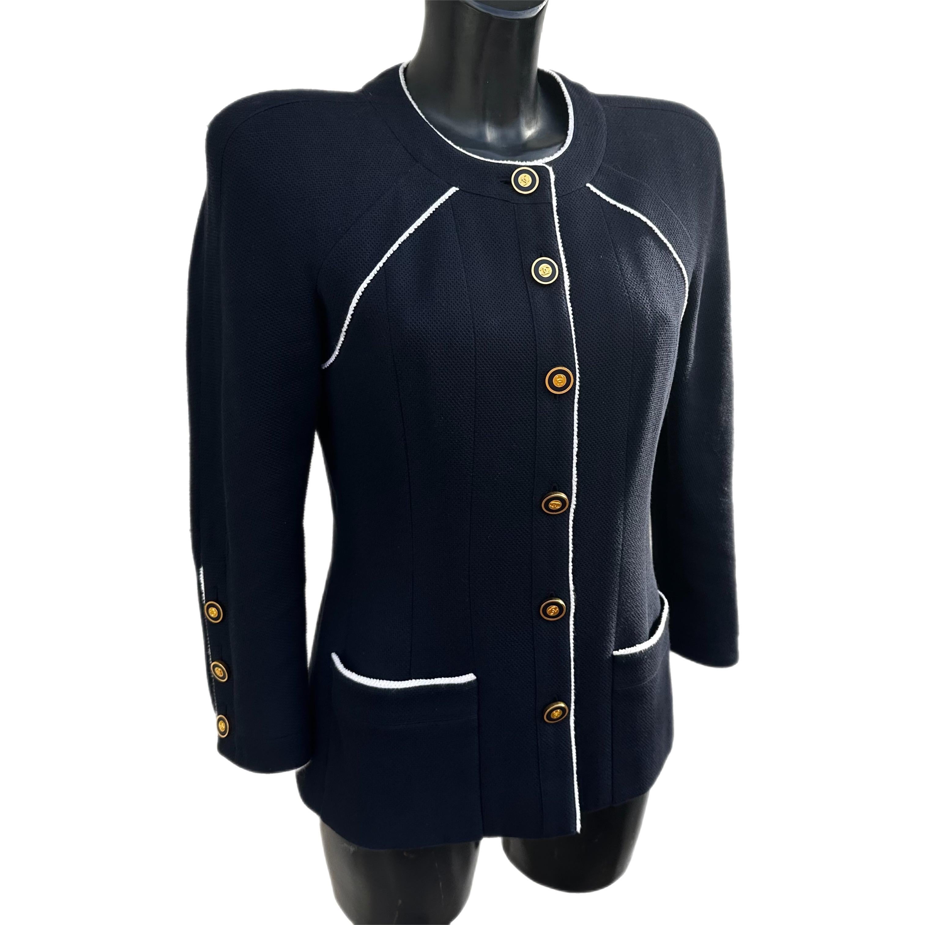 Chanel 1996 Cruiser Jacket. White and navy blue honeycomb cup with round neckline. long raglan sleeves, logoed buttons, single-breasted with two front pockets.
golden chain inside the bottom of the jacket for an impeccable seal.
Measures:
Length