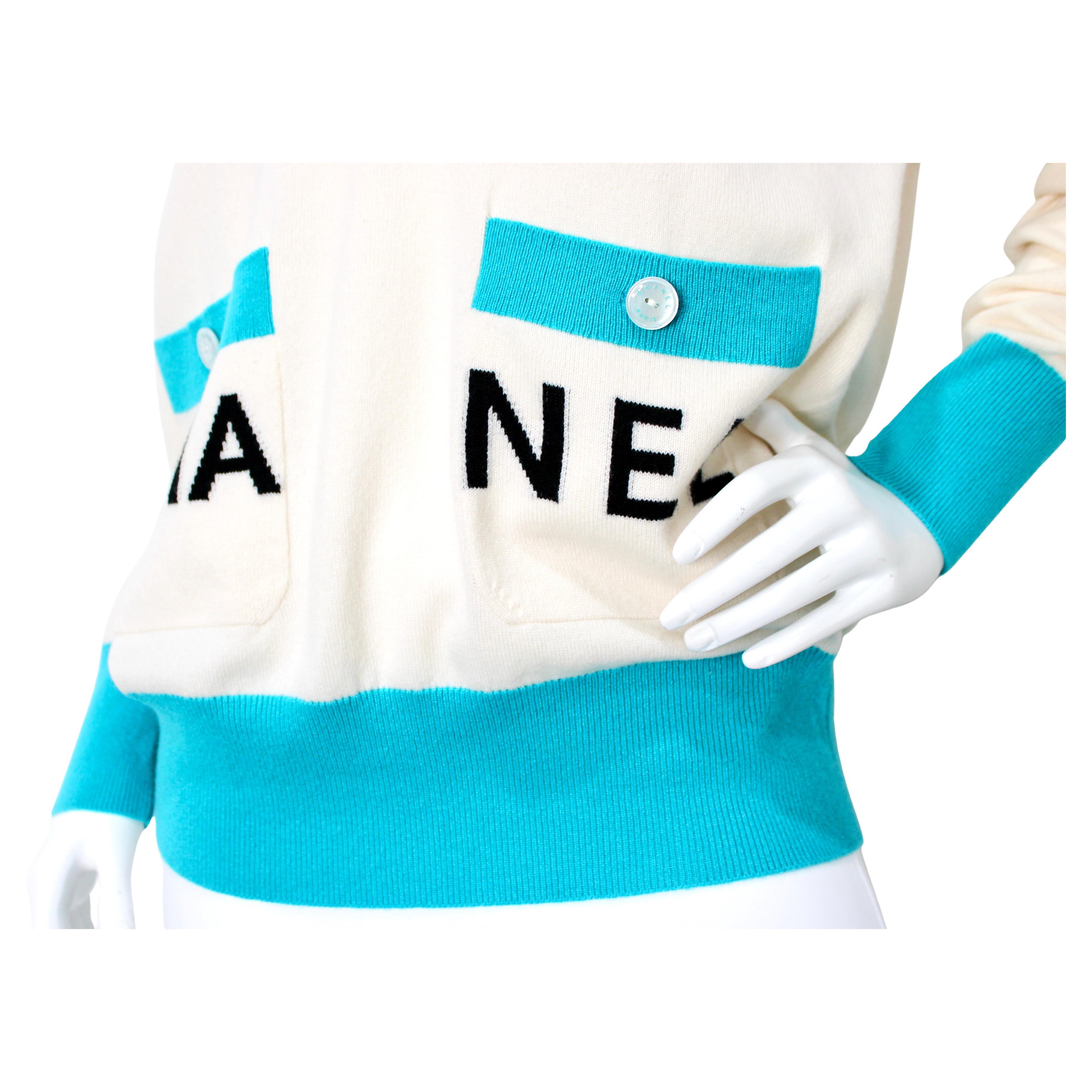 Der Chanel Cruise La Pausa Cashmere Pullover mit V-Ausschnitt von circa 2019 strahlt dezenten Luxus und zeitlose Eleganz aus. Dieser Pullover aus ultraweichem Kaschmir hat einen klassischen V-Ausschnitt, der das Schlüsselbein wunderschön umrahmt und