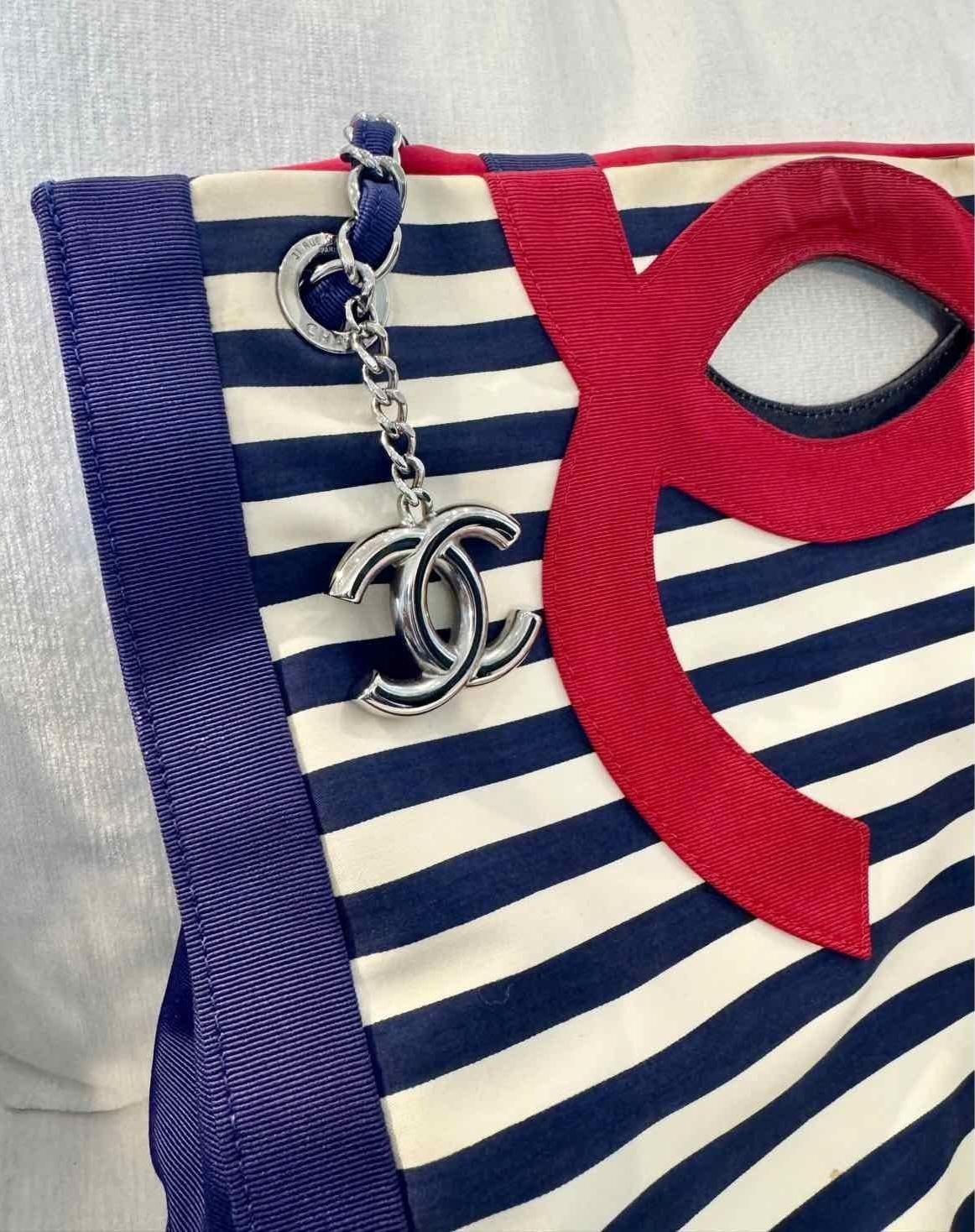 Chanel Cruise Line Navy White Stripes Red CC Tote Bag In Good Condition For Sale In Montreal, Quebec