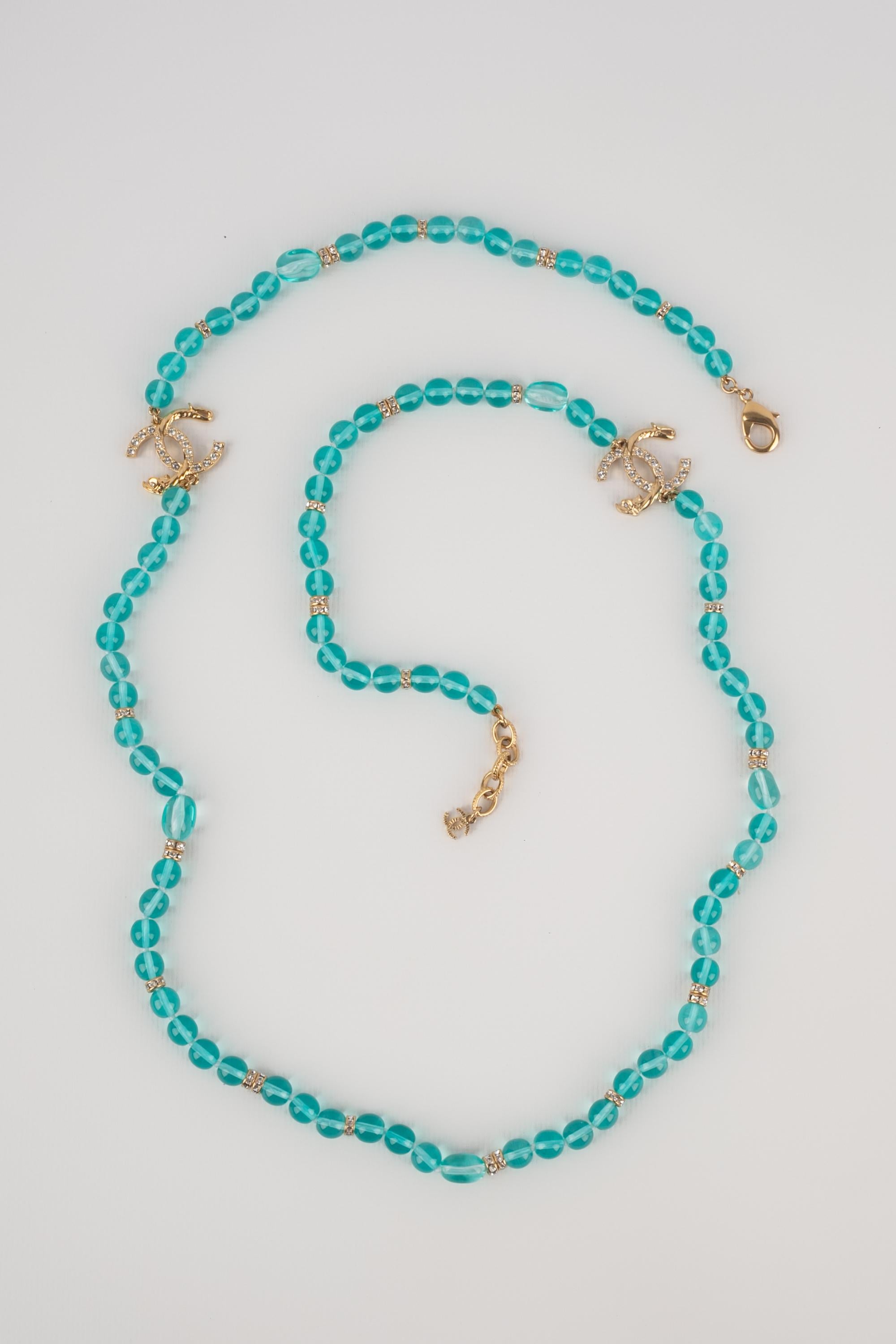 CHANEL - (Made in France) Blue pearl necklace with golden metal and rhinestones. 2023 Resort Collection.

Condition:
Very good condition

Dimensions:
Length: from 86 cm to 99 cm

SKU:CB143