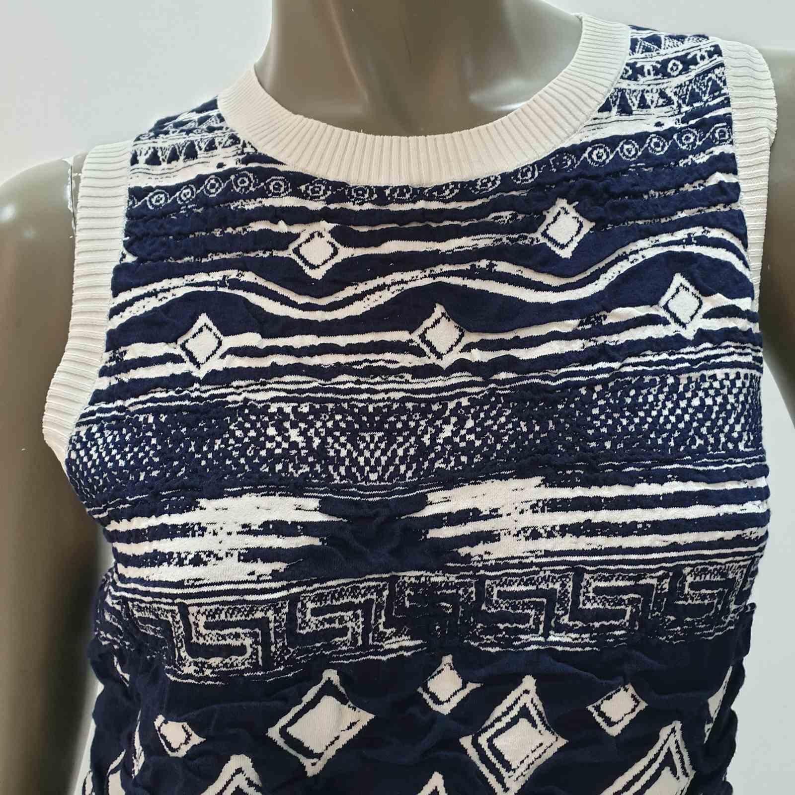  Made from a beautifully intricate jersey jacquard fabric. Although hard to initially see from the photos, the fabric consists of tiny hexagonal pieces of fabric sewn together, making it quite a remarkable piece. 

COMPOSITION 72% cotton 14%
