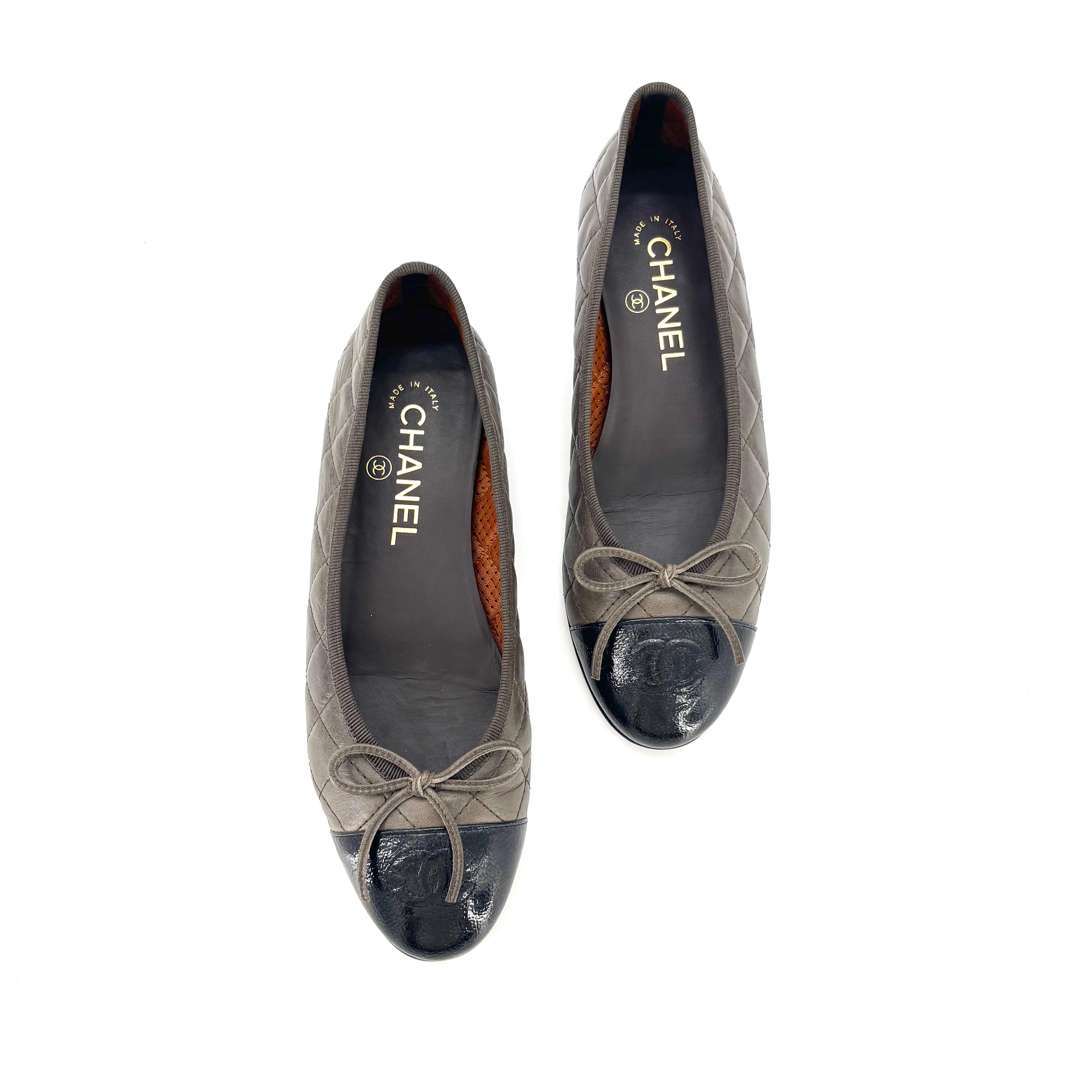 Nero Chanel, pelle di vitello stropicciata trapuntata CC Bow Cap Toe Ballerina Flats 37 in vendita