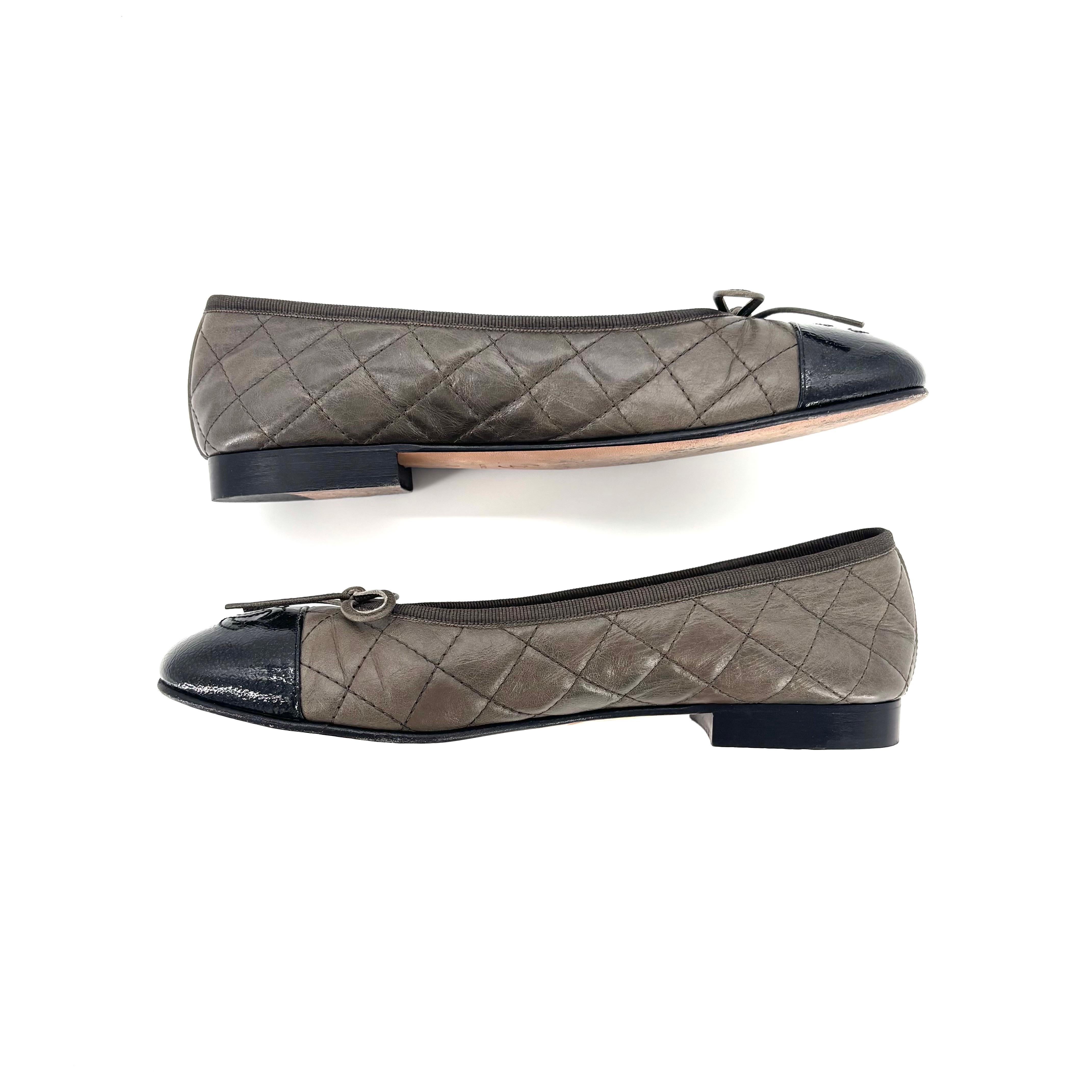 Chanel, pelle di vitello stropicciata trapuntata CC Bow Cap Toe Ballerina Flats 37 In condizioni buone in vendita a Mechanicsville, VA