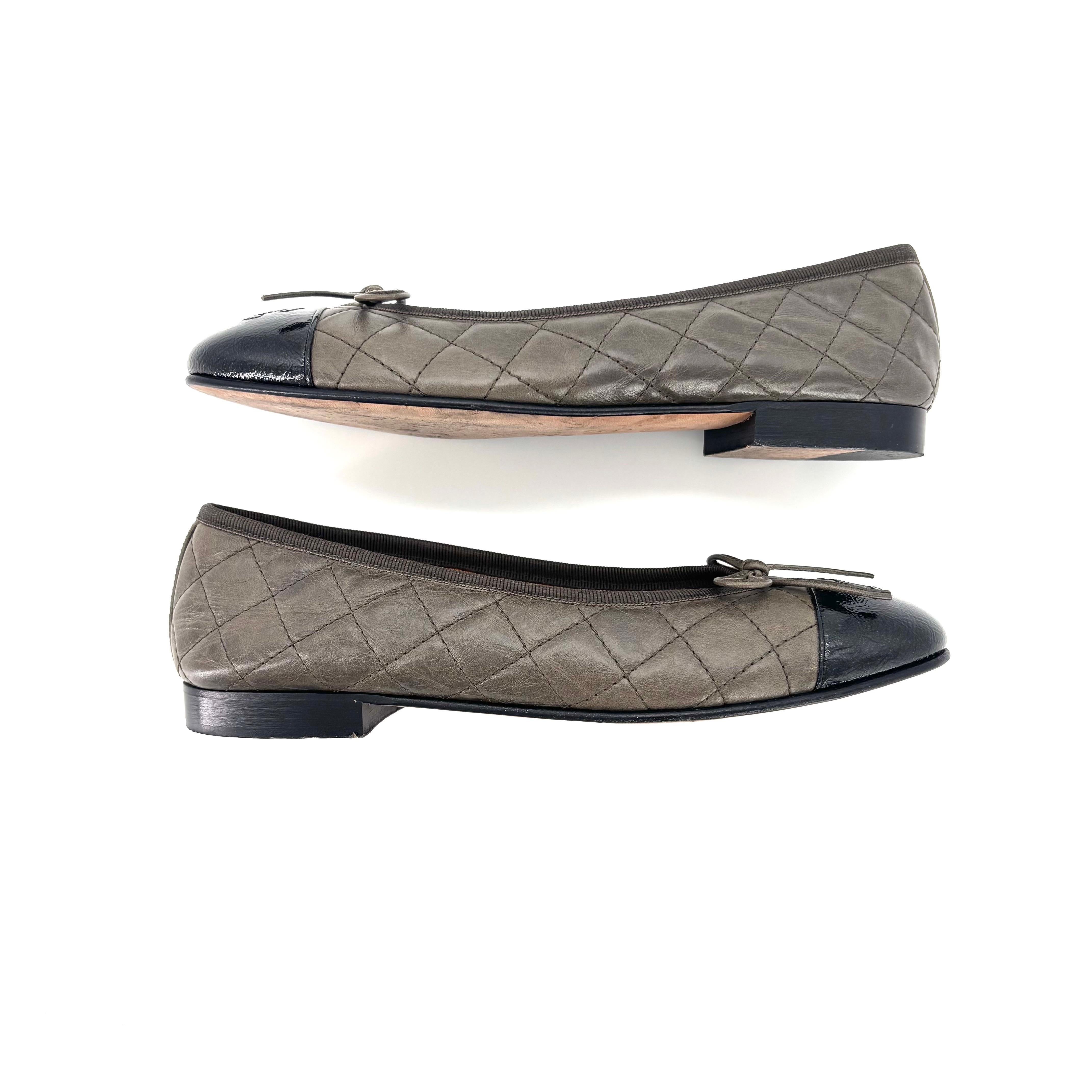Donna Chanel, pelle di vitello stropicciata trapuntata CC Bow Cap Toe Ballerina Flats 37 in vendita
