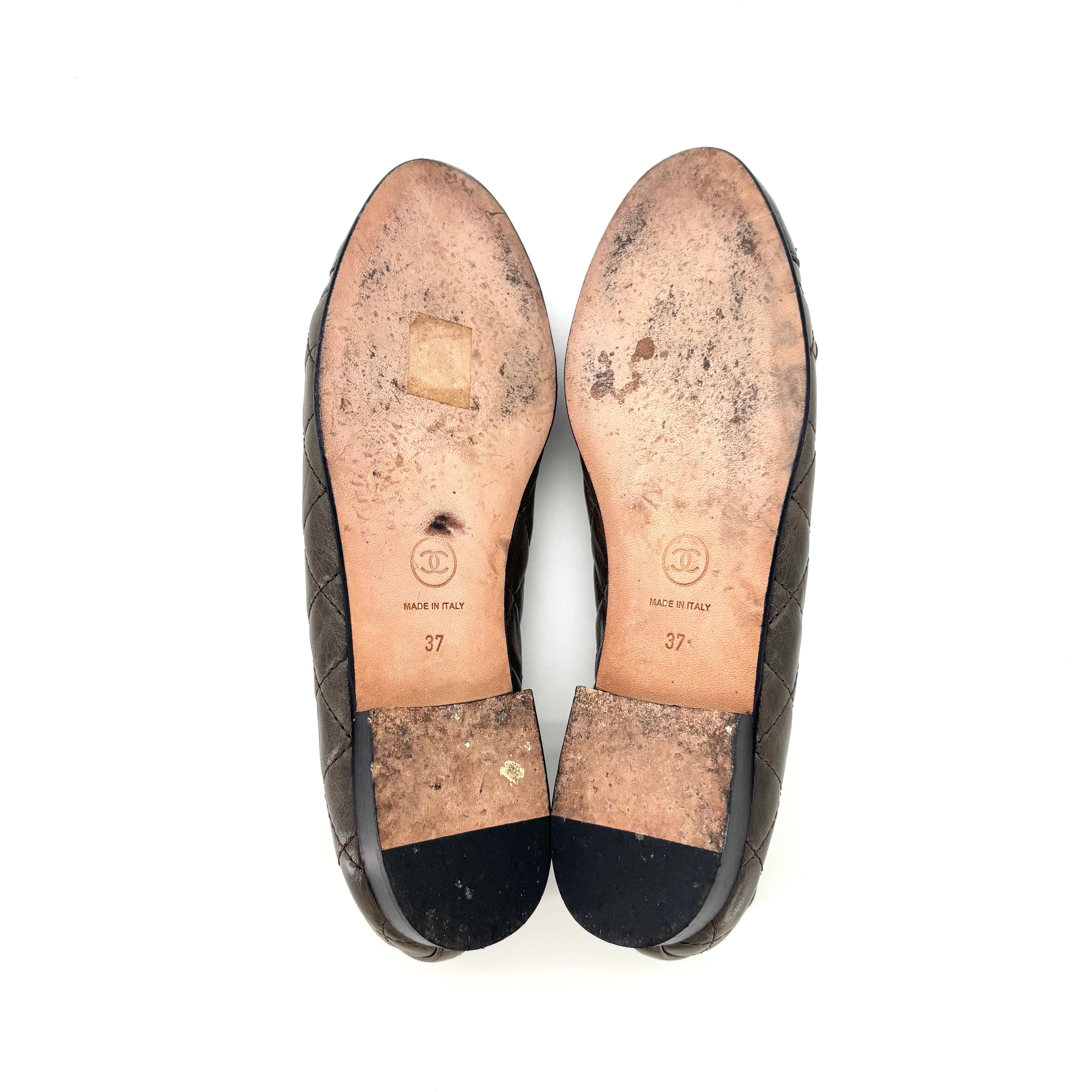 Chanel, pelle di vitello stropicciata trapuntata CC Bow Cap Toe Ballerina Flats 37 in vendita 1