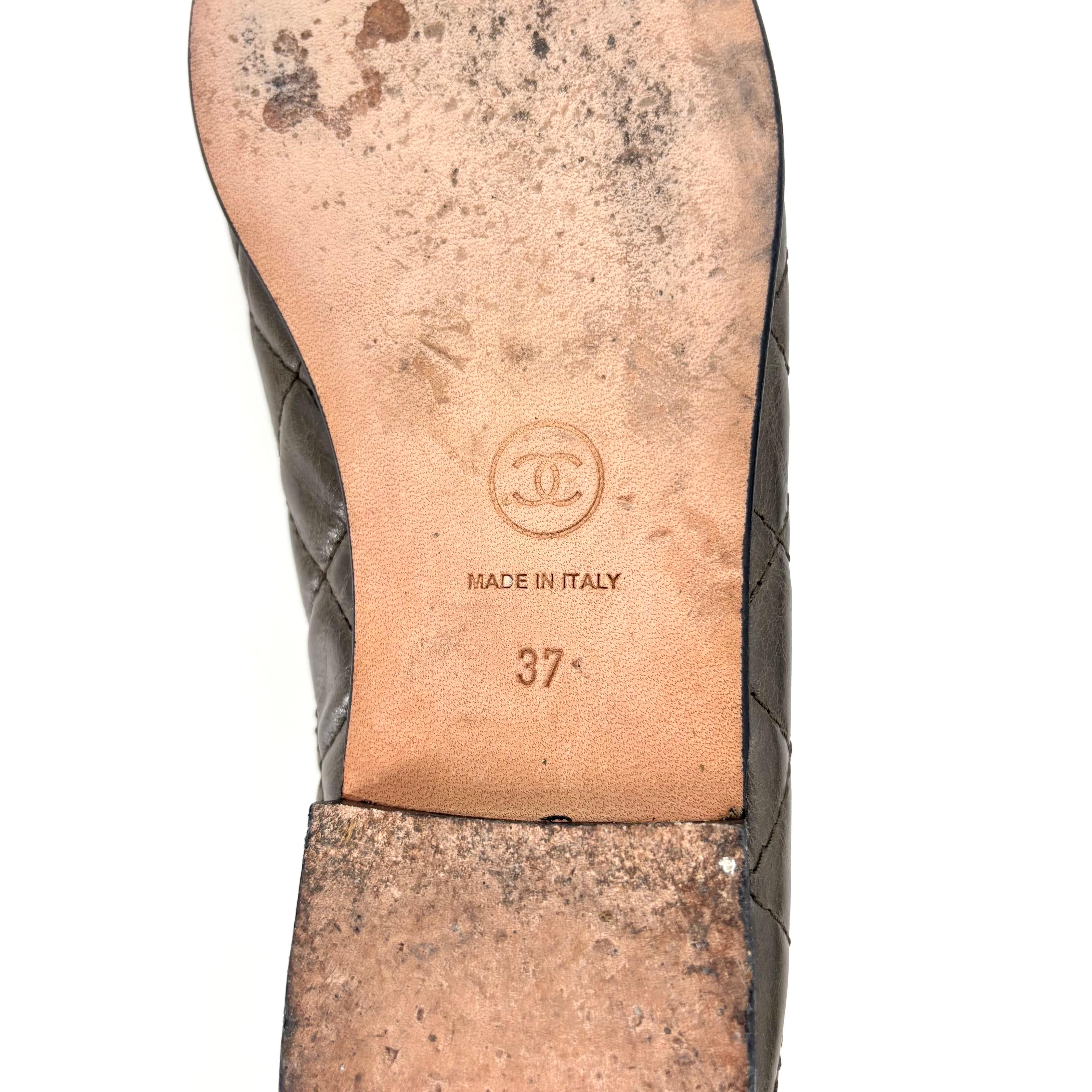 Chanel, pelle di vitello stropicciata trapuntata CC Bow Cap Toe Ballerina Flats 37 in vendita 2
