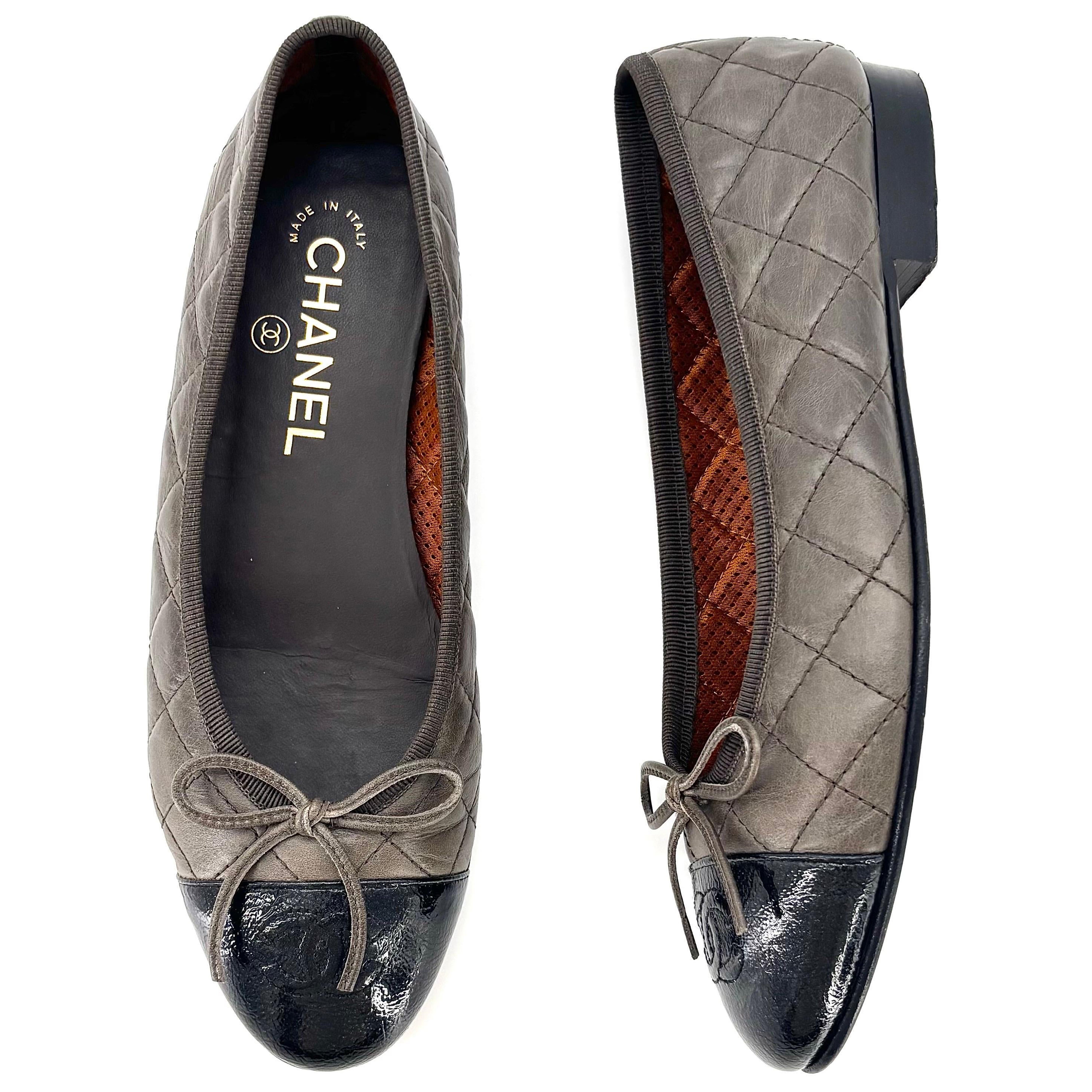 Chanel, pelle di vitello stropicciata trapuntata CC Bow Cap Toe Ballerina Flats 37