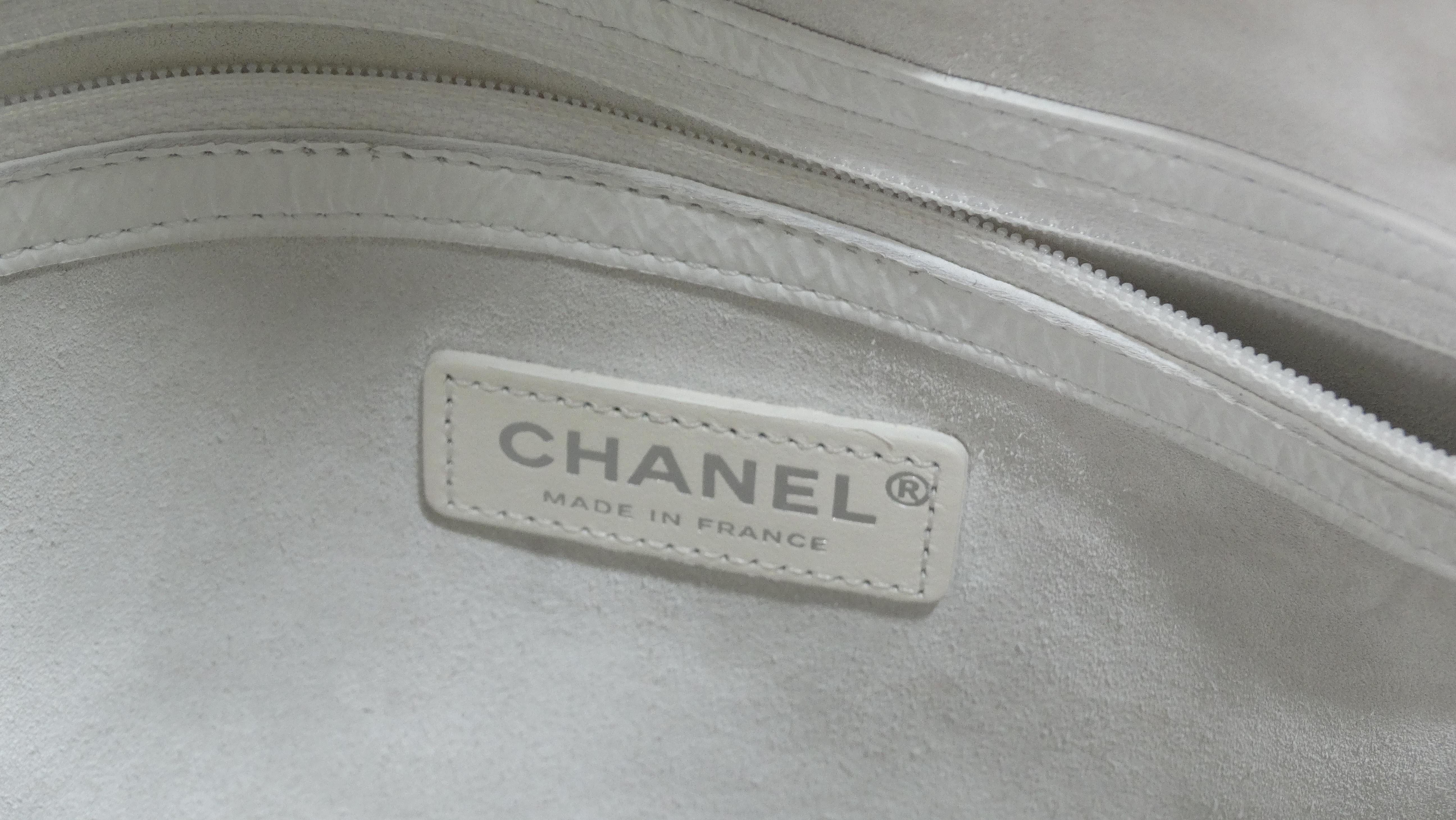 Chanel - Sac à bandoulière hobo en cuir verni blanc froissé avec gouttes en vente 6