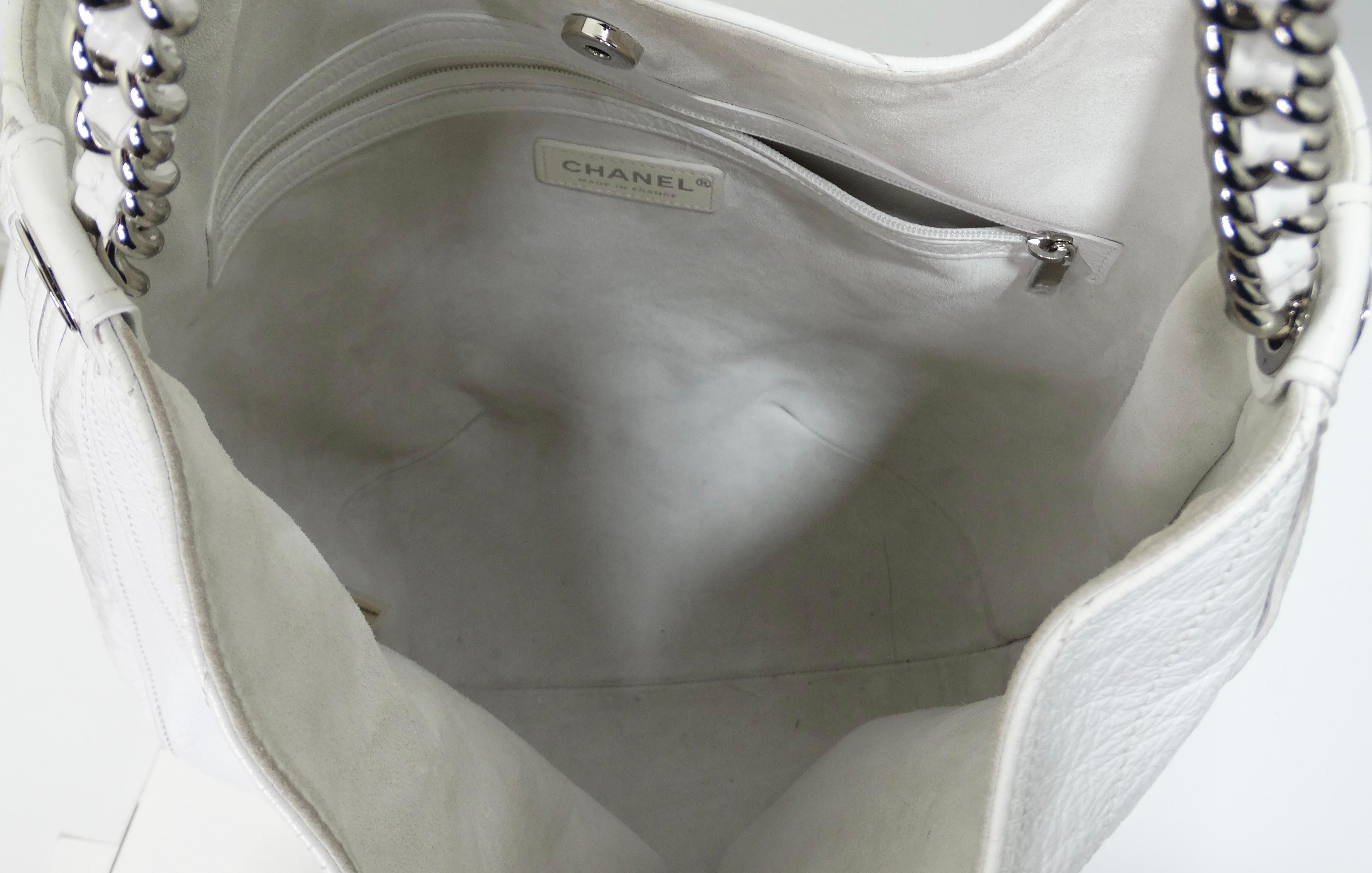 Chanel Umhängetasche aus weißem Lackleder mit zerknittertem Tropfenmuster im Angebot 7