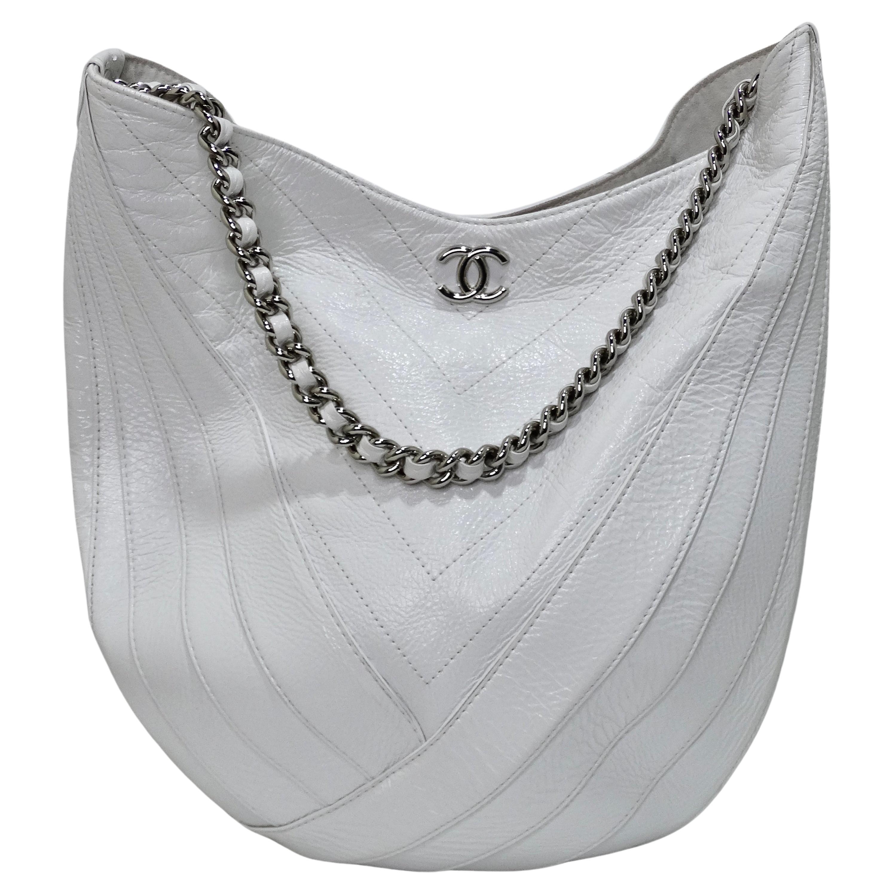 Chanel Umhängetasche aus weißem Lackleder mit zerknittertem Tropfenmuster (Grau) im Angebot