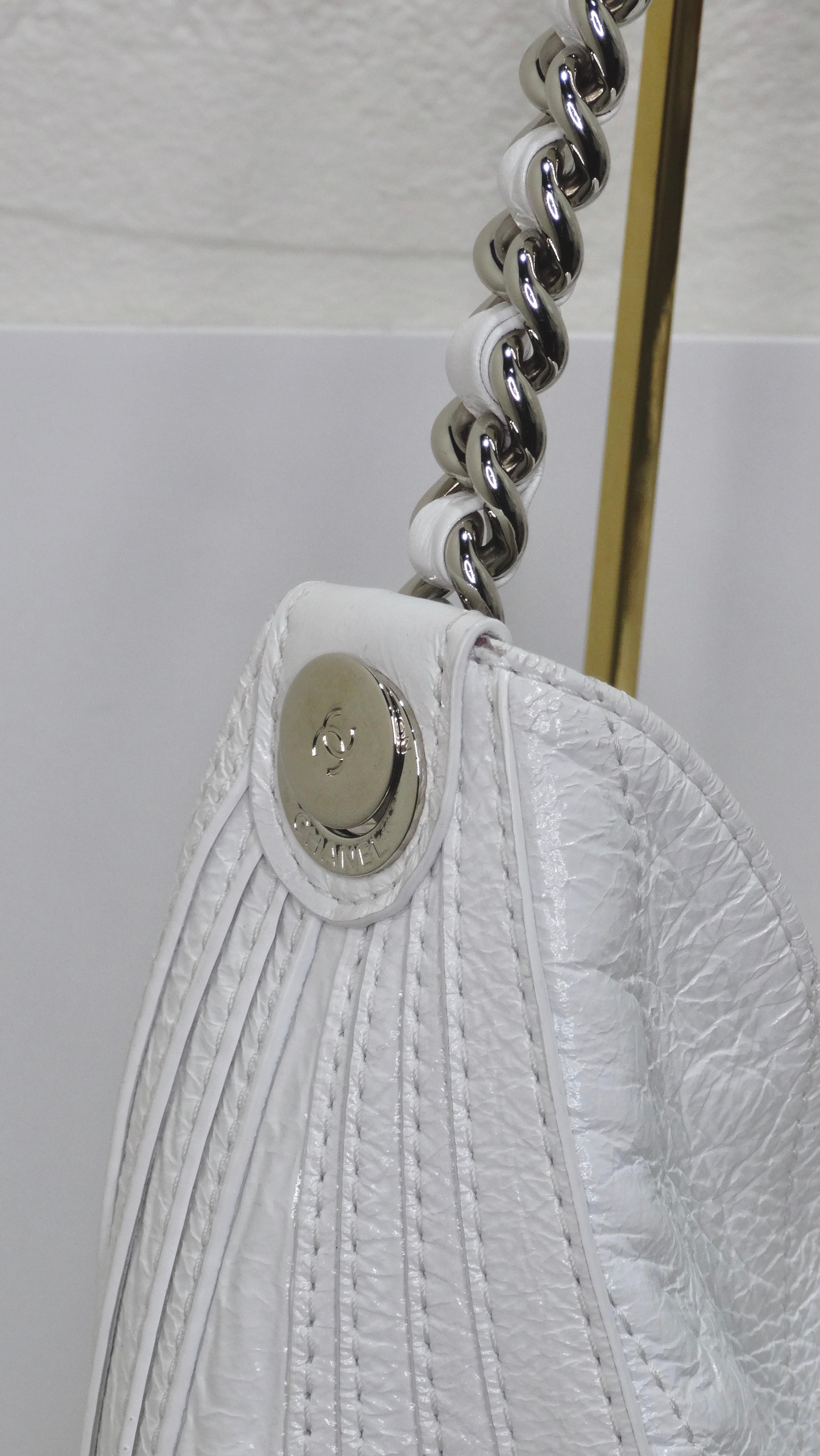 Chanel - Sac à bandoulière hobo en cuir verni blanc froissé avec gouttes Pour femmes en vente