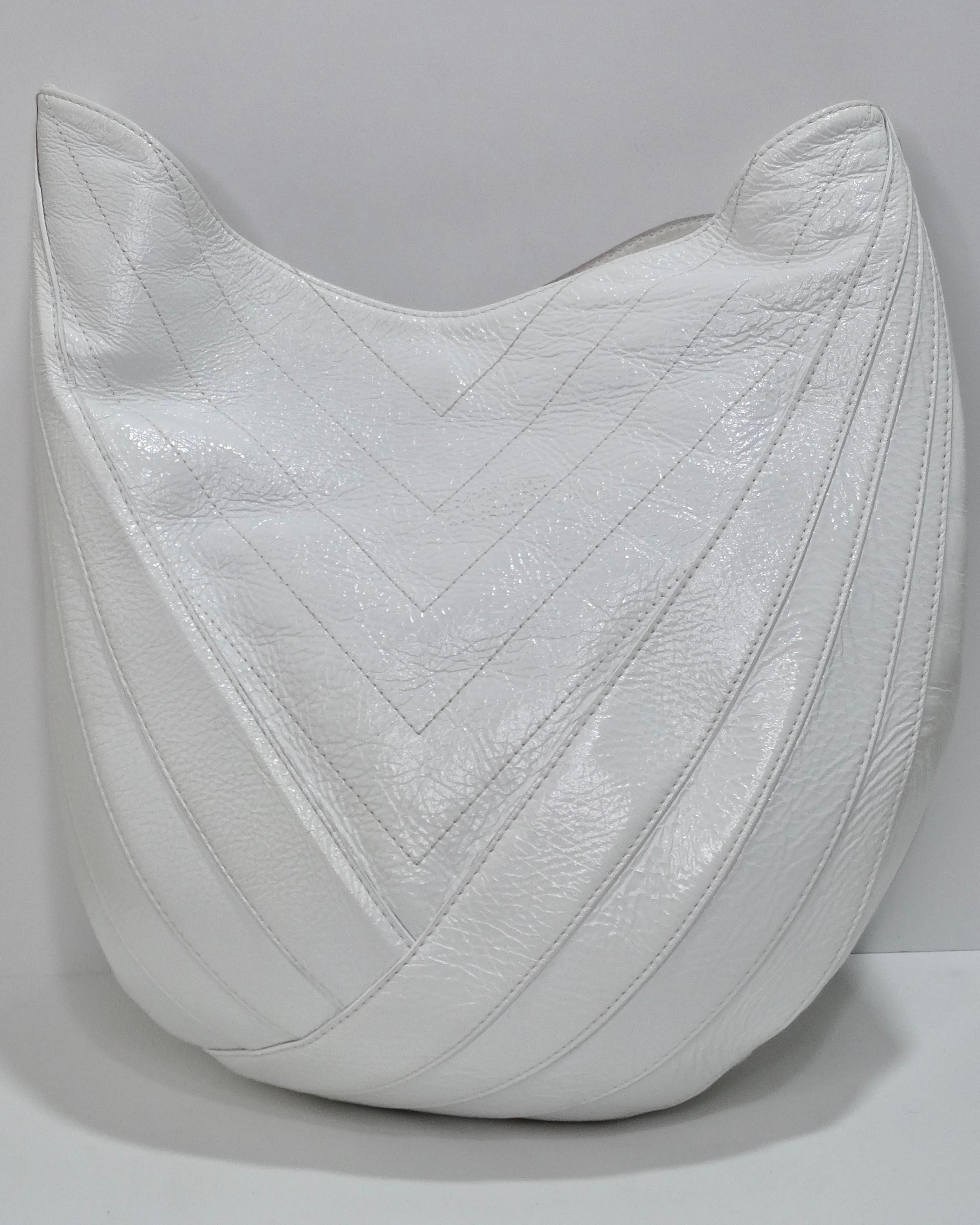 Chanel Umhängetasche aus weißem Lackleder mit zerknittertem Tropfenmuster im Angebot 3