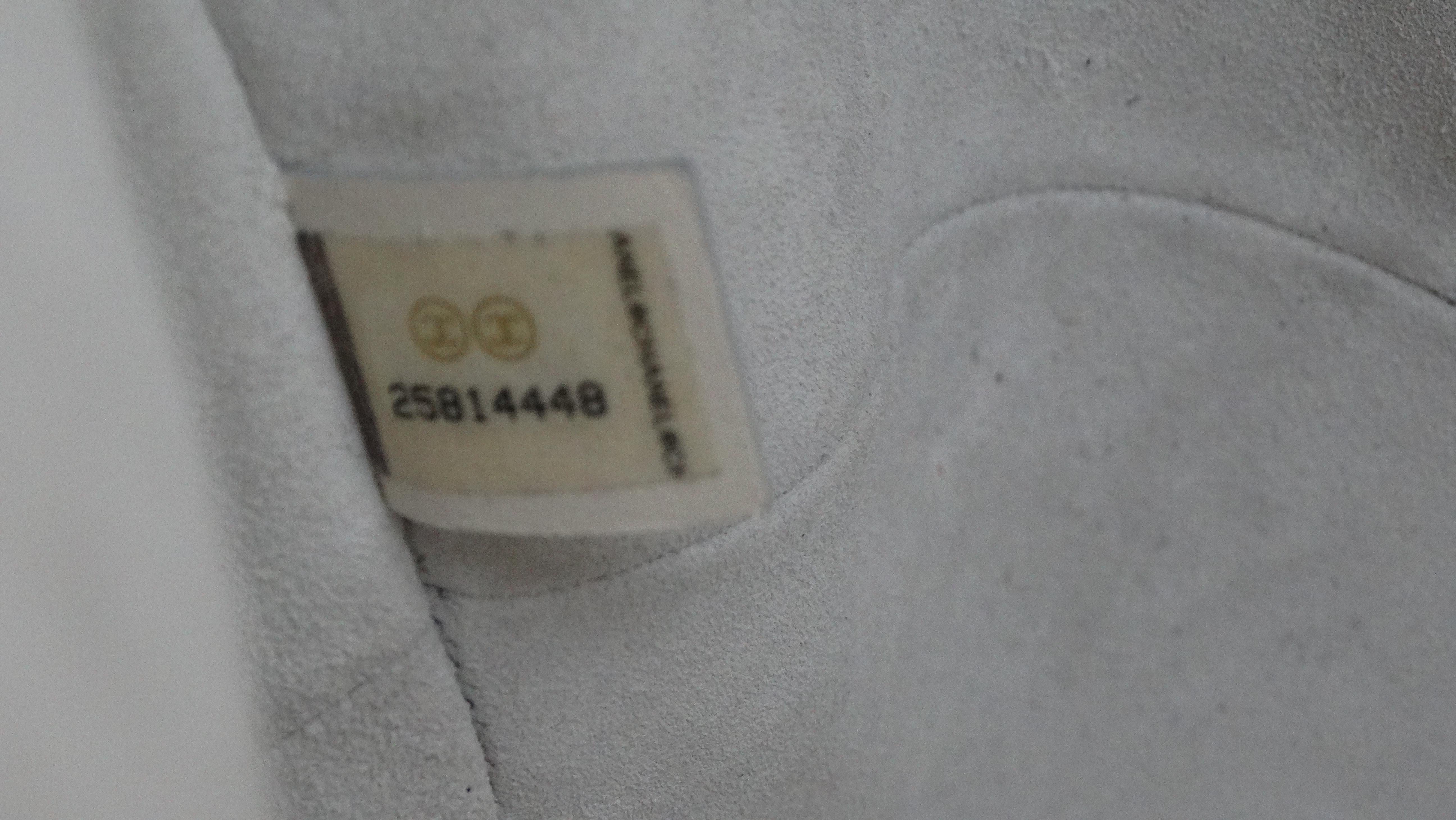 Chanel Umhängetasche aus weißem Lackleder mit zerknittertem Tropfenmuster im Angebot 4