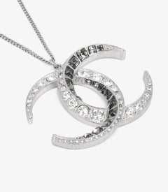 Chanel Kristall-Halskette mit Ruthenium-Ton-Anhänger CC
