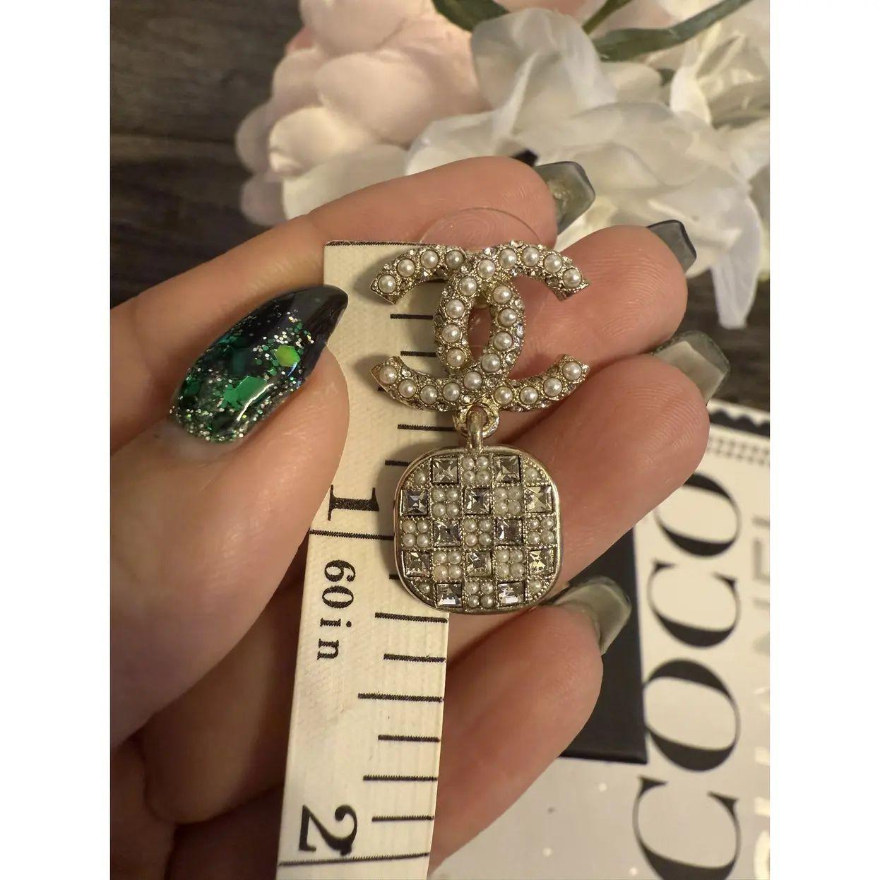 Orecchini CC di Chanel con cristalli e finte perle in vendita 3