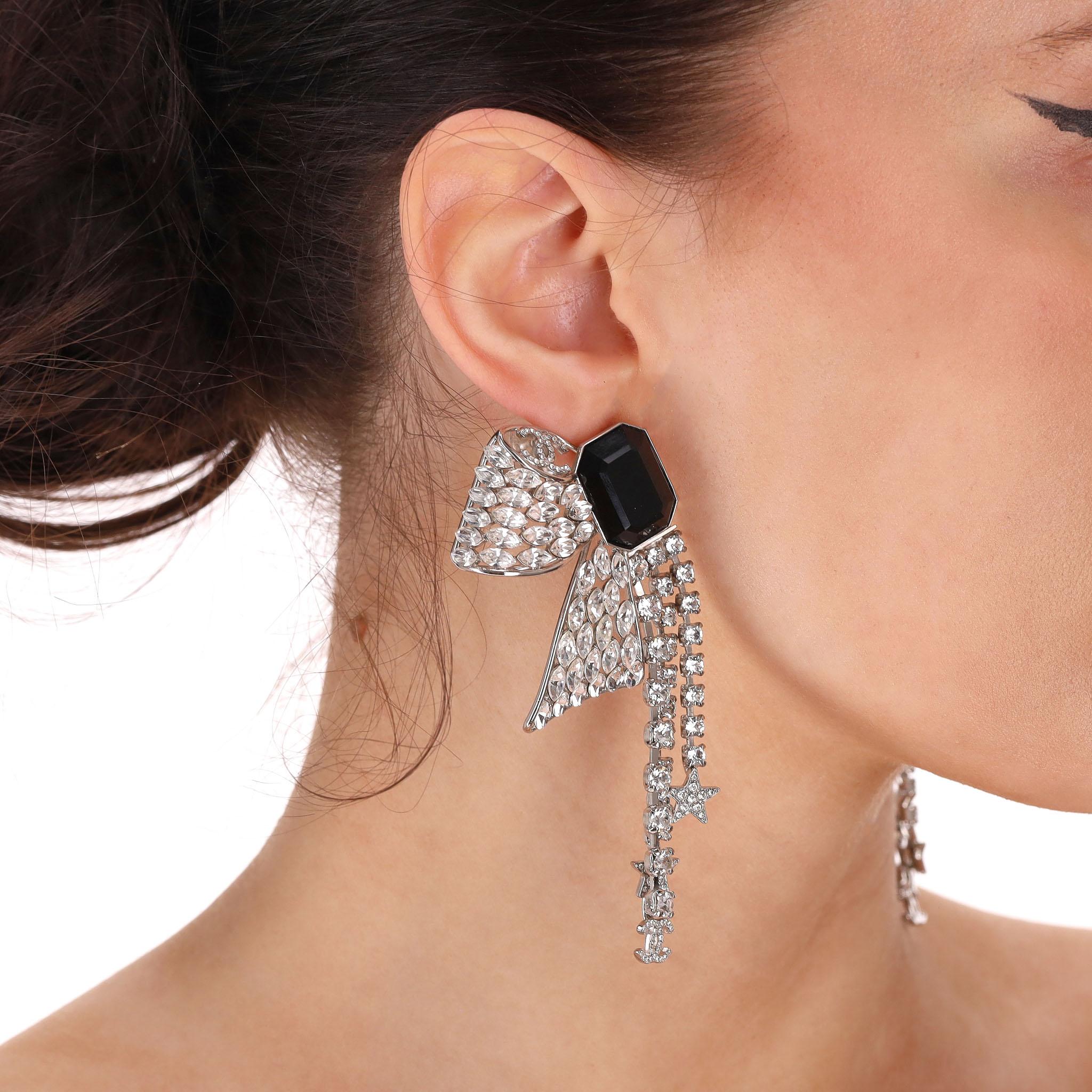 We Adore - Chanel Crystal Bow Embellished 'CC' Logo Drop Earrings

From the Spring-Summer 2020 Collection are these crystal drop earrings.

Designed with a black emerald-cut stones, one of which is adorned with oversized crystal bow detailed with