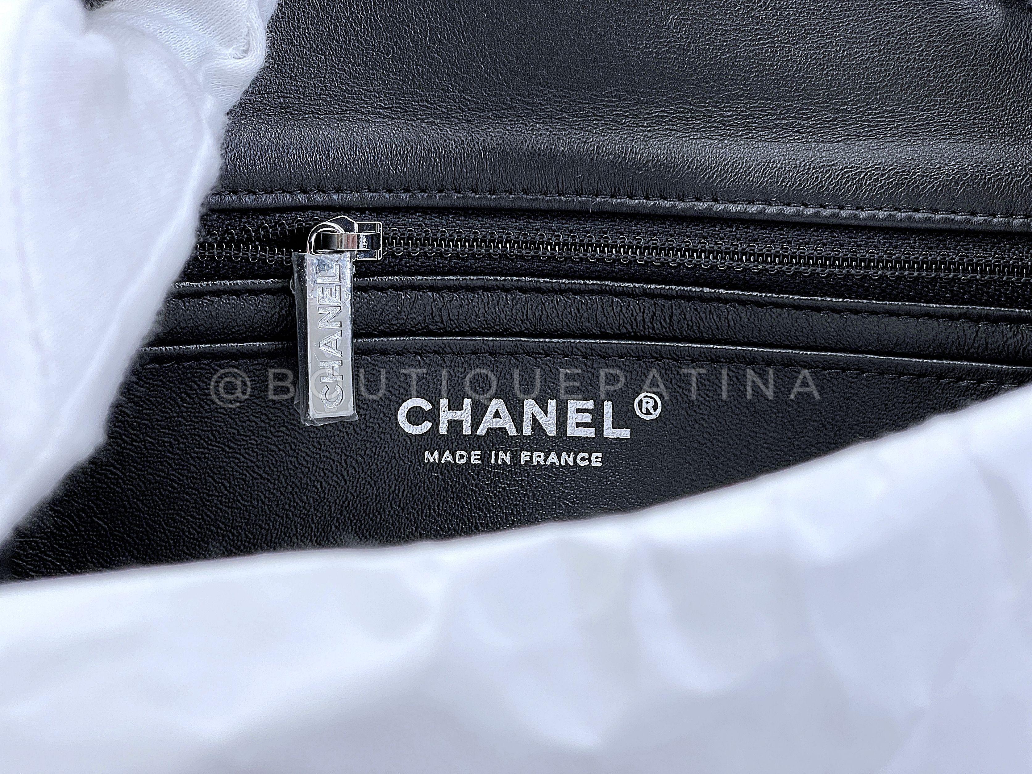 Mini rabat rectangulaire orné de cristaux CC de Chanel bleu marine foncé RHW 67652 en vente 7