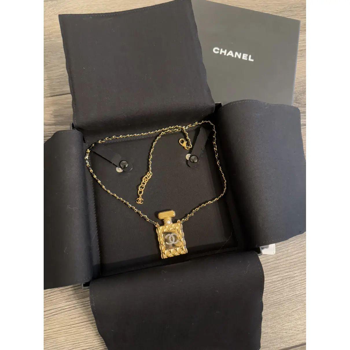 Collana Chanel con cristalli CC e profumo d'oro e catena in pelle nera in vendita 6