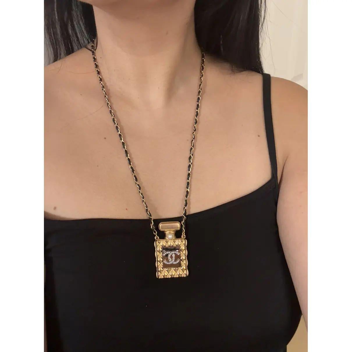Collana Chanel con cristalli CC e profumo d'oro e catena in pelle nera in vendita 7