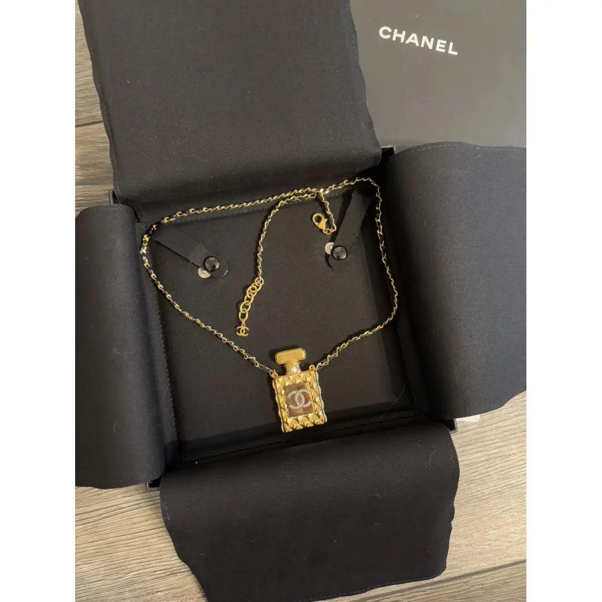 DETTAGLI:
Marchio di garanzia: CHANEL
Prodotto in Francia
Collezione'S 2020
La collana è in buone condizioni e presenta un'usura minima.
Viene fornito con scatola e custodia

INFORMAZIONI IMPORTANTI:
Questo articolo è un pezzo usato. Abbiamo fatto