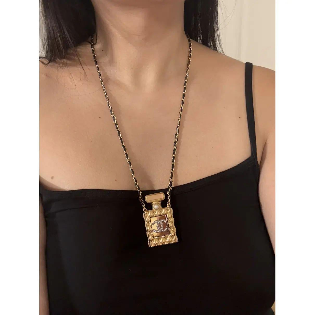 Collana Chanel con cristalli CC e profumo d'oro e catena in pelle nera In condizioni buone in vendita a Bellevue, WA