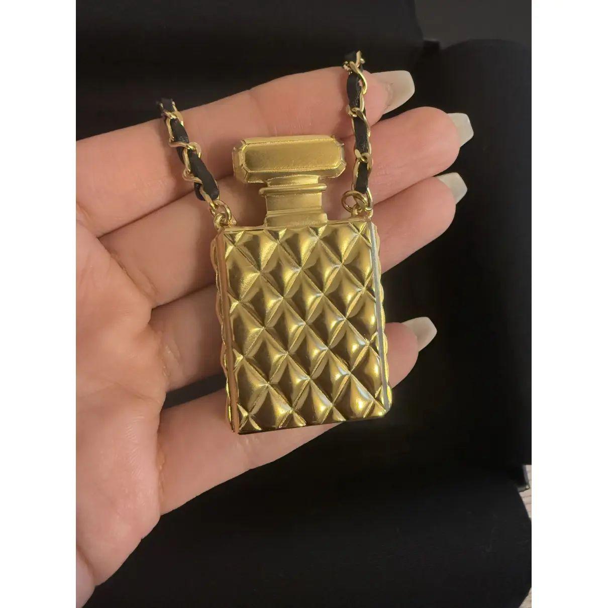 Collana Chanel con cristalli CC e profumo d'oro e catena in pelle nera in vendita 1