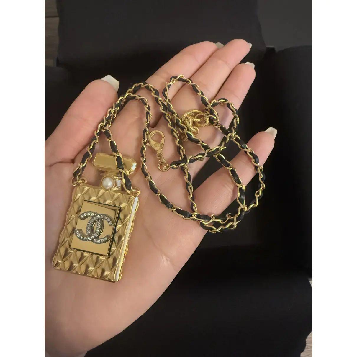 Collana Chanel con cristalli CC e profumo d'oro e catena in pelle nera in vendita 2