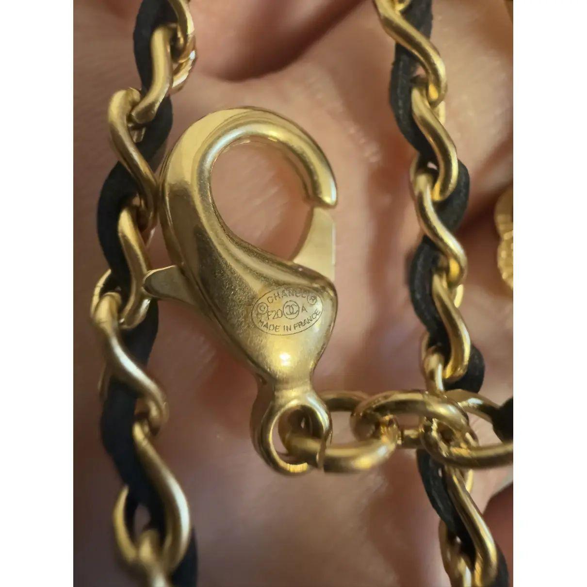 Collana Chanel con cristalli CC e profumo d'oro e catena in pelle nera in vendita 3