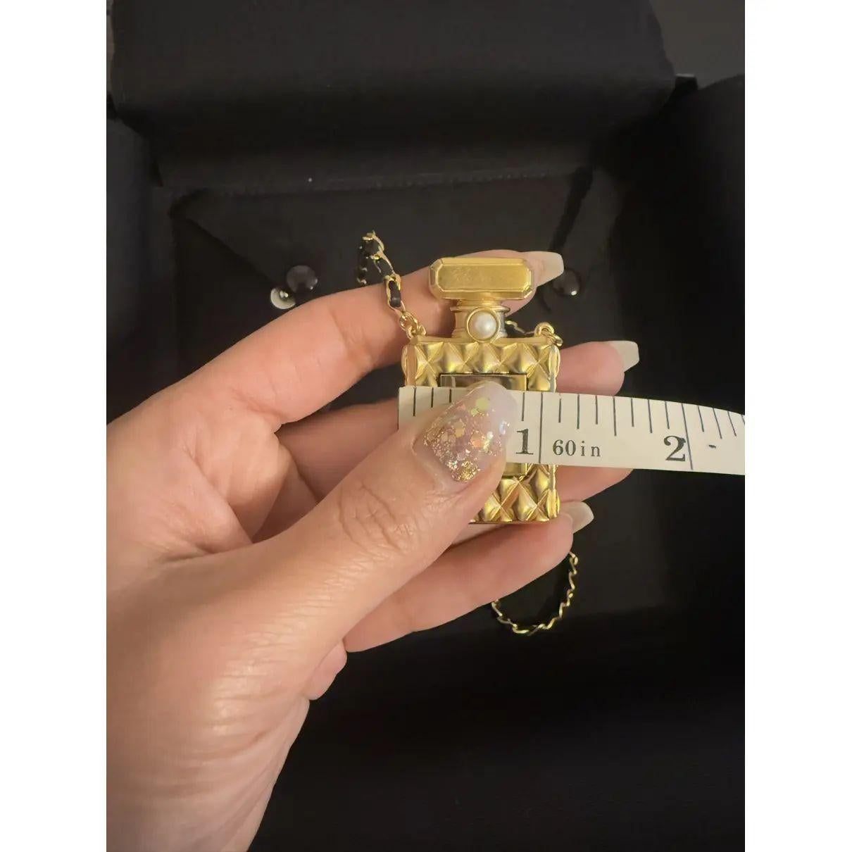 Collana Chanel con cristalli CC e profumo d'oro e catena in pelle nera in vendita 4