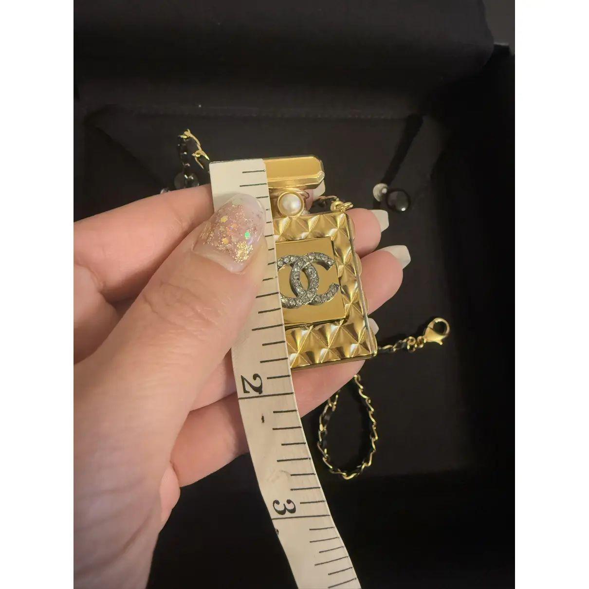 Collana Chanel con cristalli CC e profumo d'oro e catena in pelle nera in vendita 5