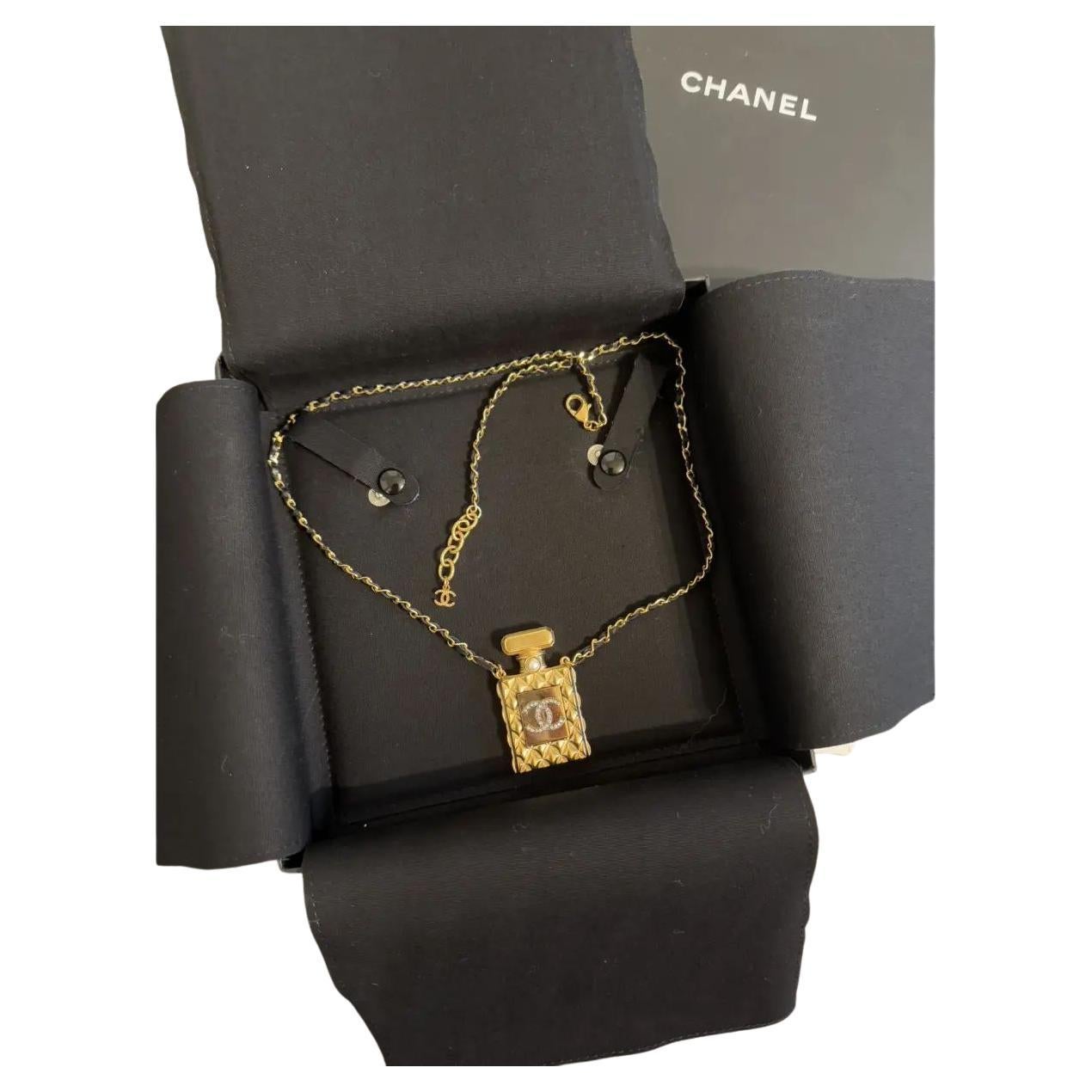 Collana Chanel con cristalli CC e profumo d
oro e catena in pelle nera
