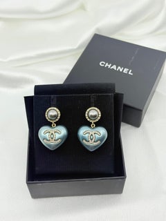 Orecchini a goccia Chanel con cuore di cristallo CC e perle finte blu