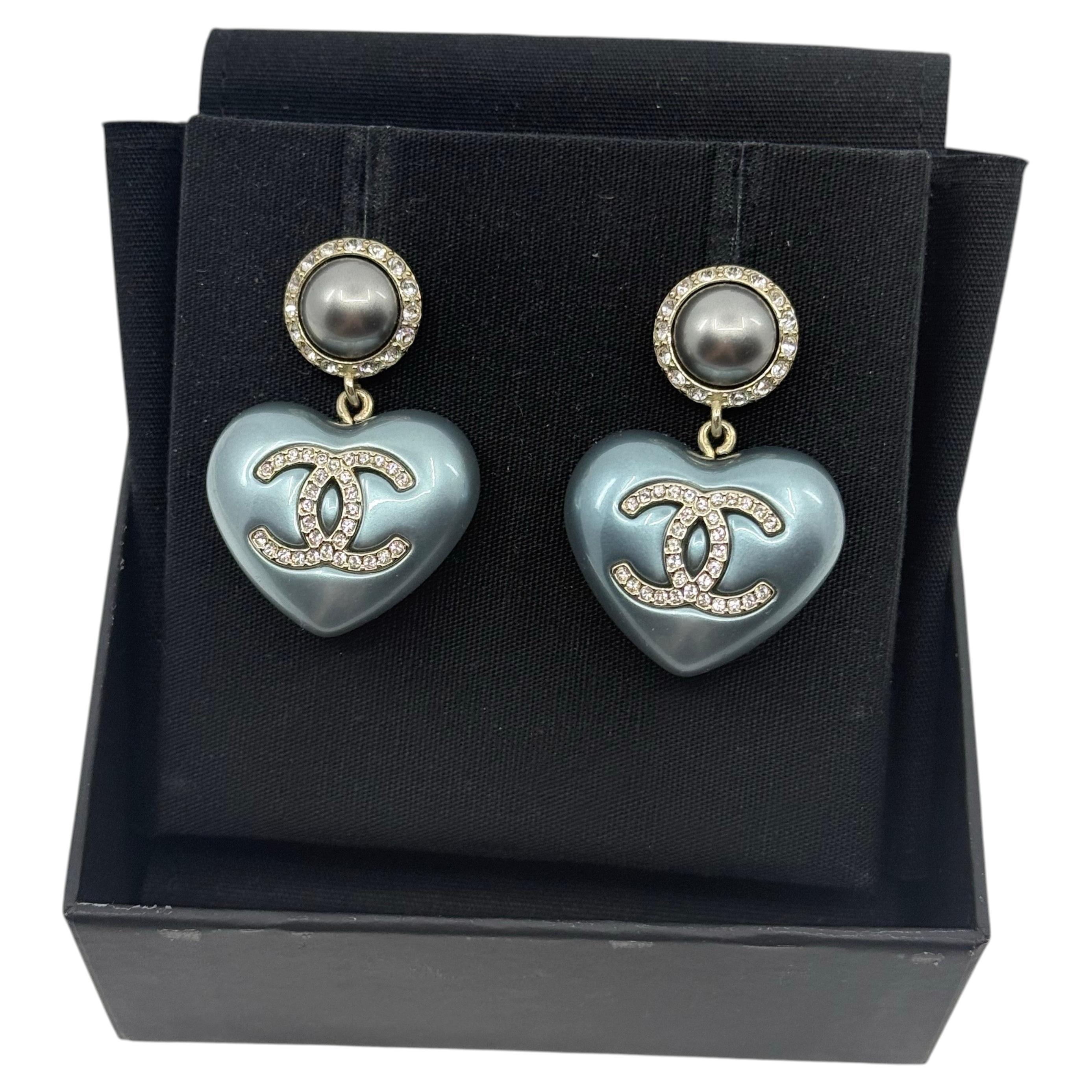 Chanel - Pendants d'oreilles avec cœur en cristal CC et fausses perles bleues