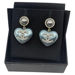 Orecchini a goccia Chanel con cuore di cristallo CC e perle finte blu