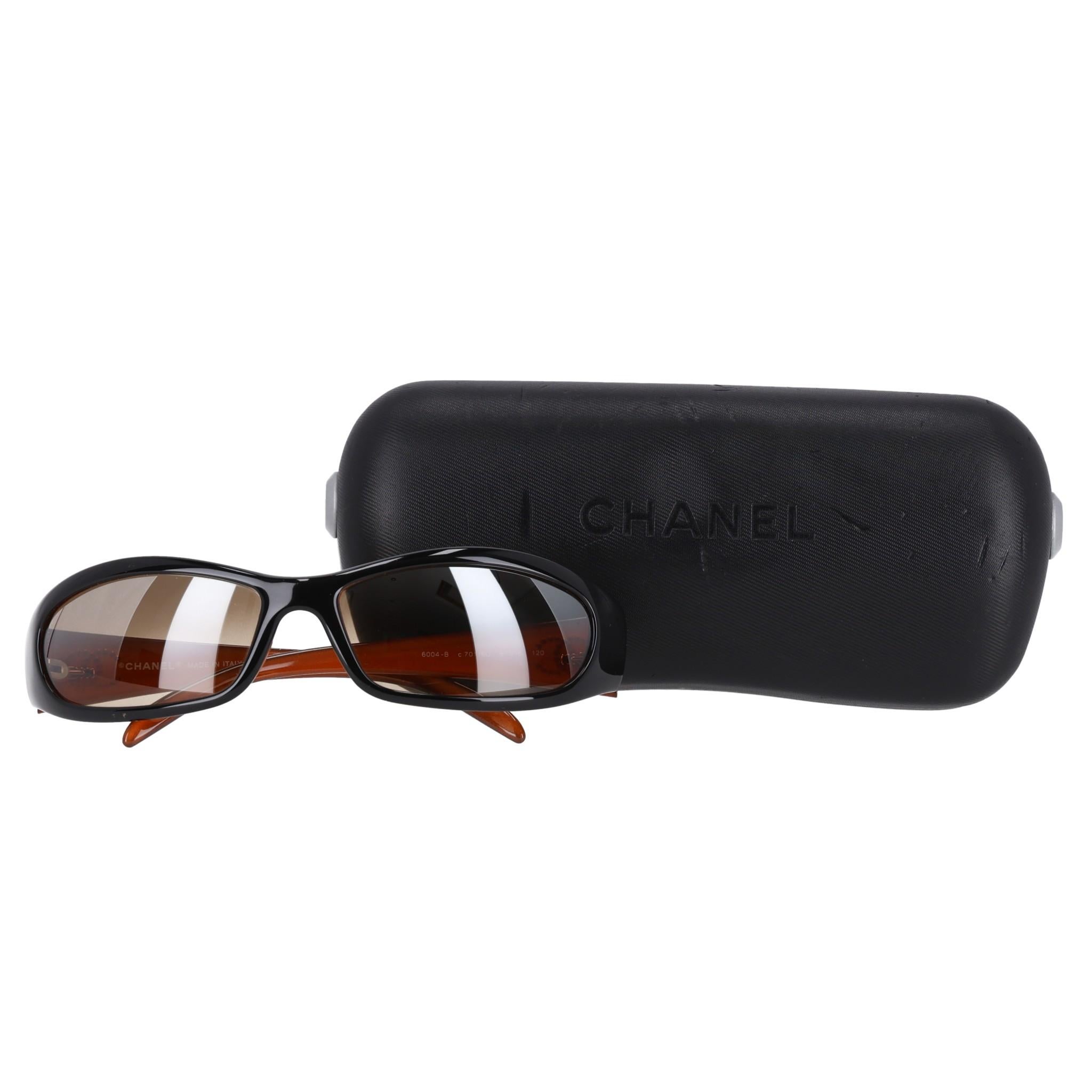 Lunettes de soleil Chanel avec logo 'CC' en cristal
noir avec des logos en cristal sur chaque bras extérieur.
Taille - Unique
Condit - Good (Light scratches)
Composition - Plastique, cristaux
Livré avec - Etui d'origine