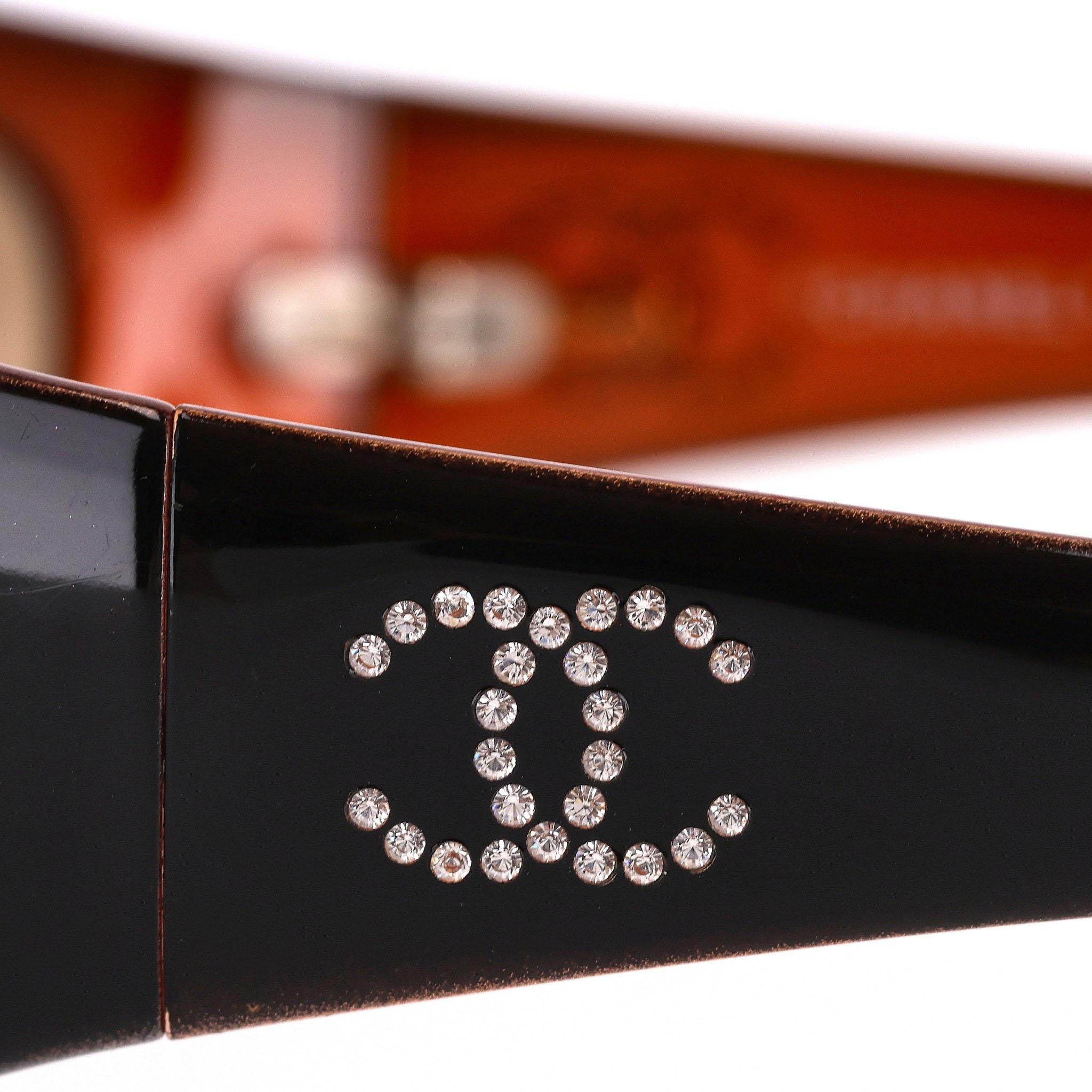 Gris Lunettes de soleil Chanel avec logo 'CC' en cristal en vente