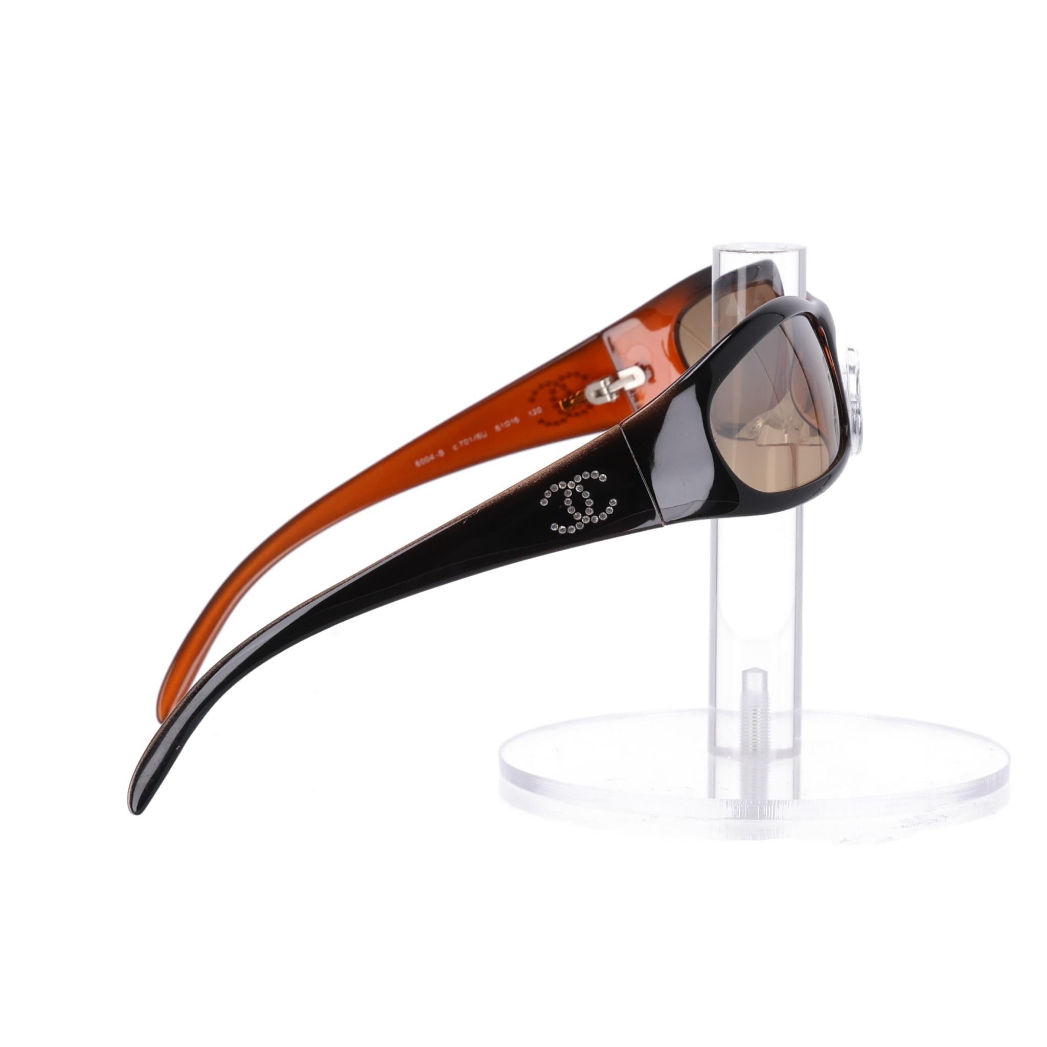 Lunettes de soleil Chanel avec logo 'CC' en cristal Pour femmes en vente