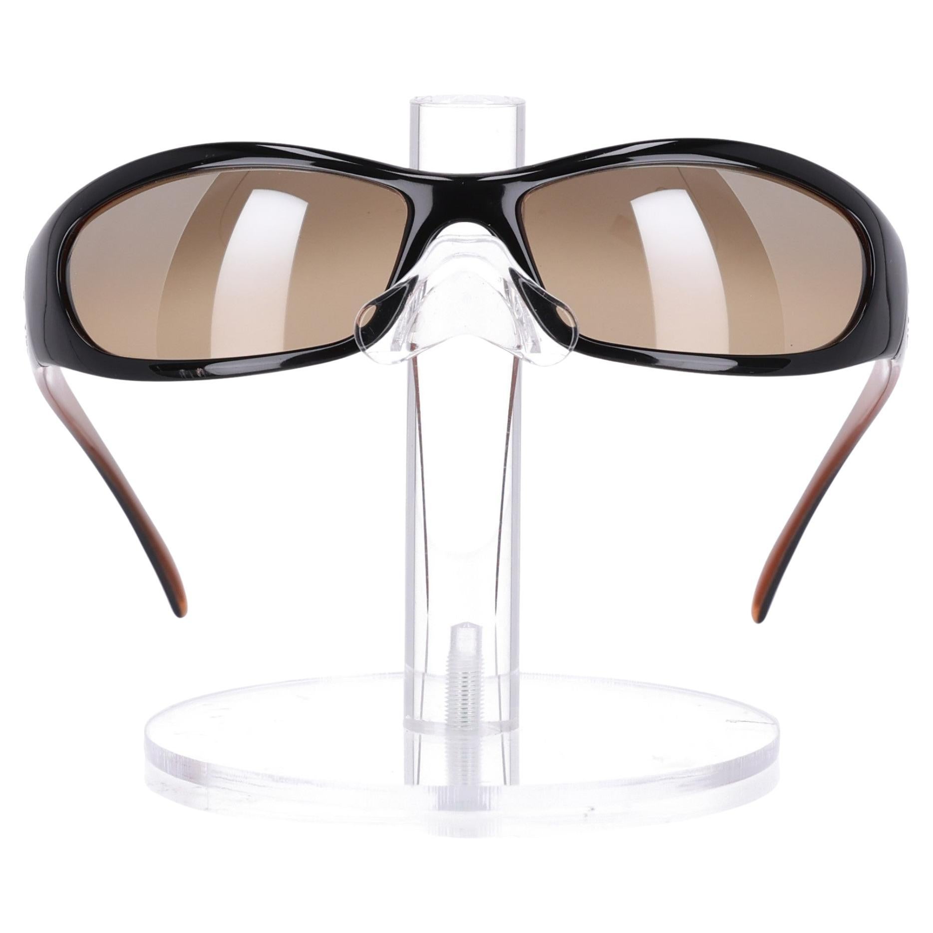 Lunettes de soleil Chanel avec logo 'CC' en cristal en vente
