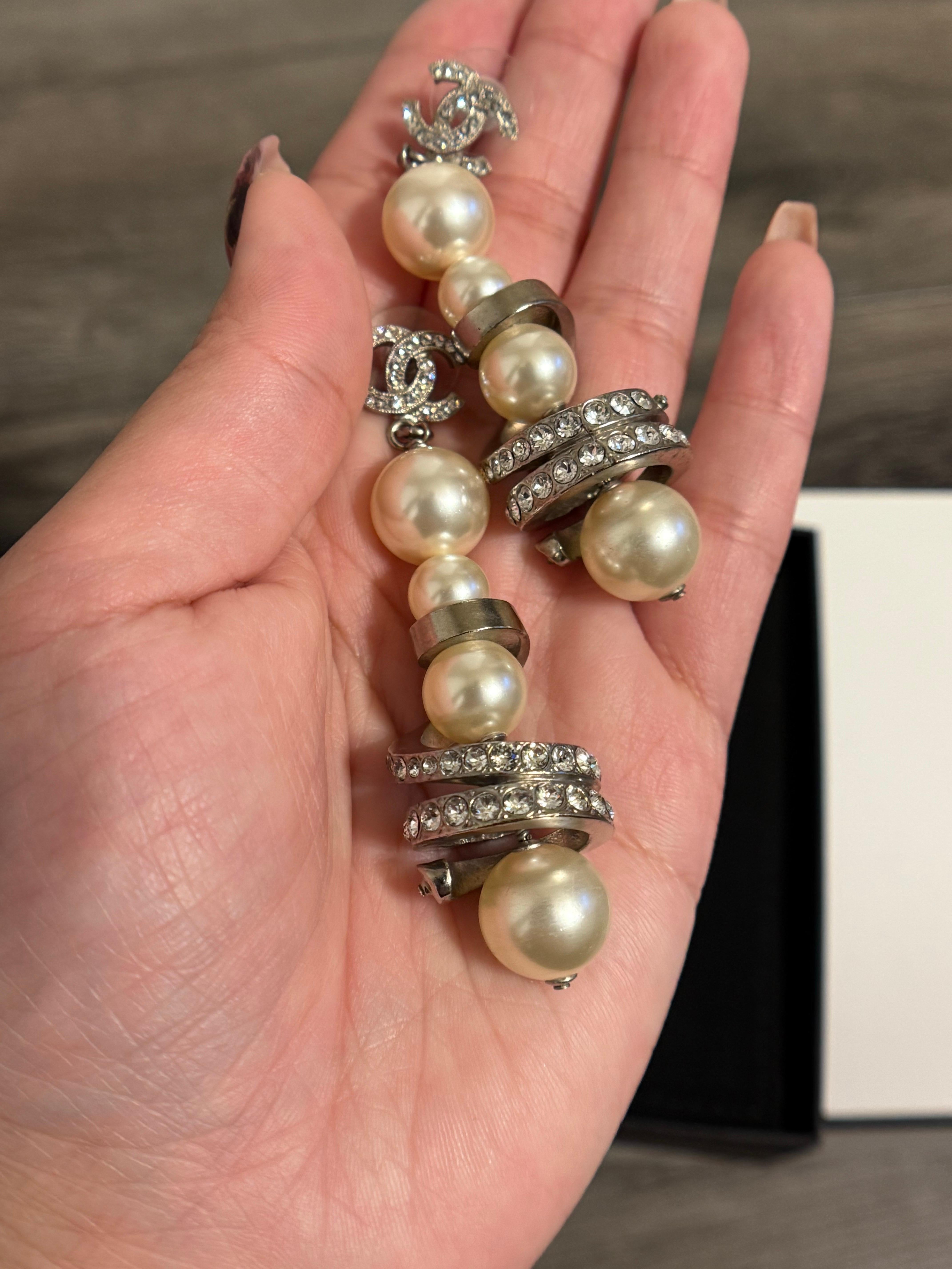 Orecchini Chanel con cristalli CC lunghi e finte perle con accenti di cristallo in vendita 6