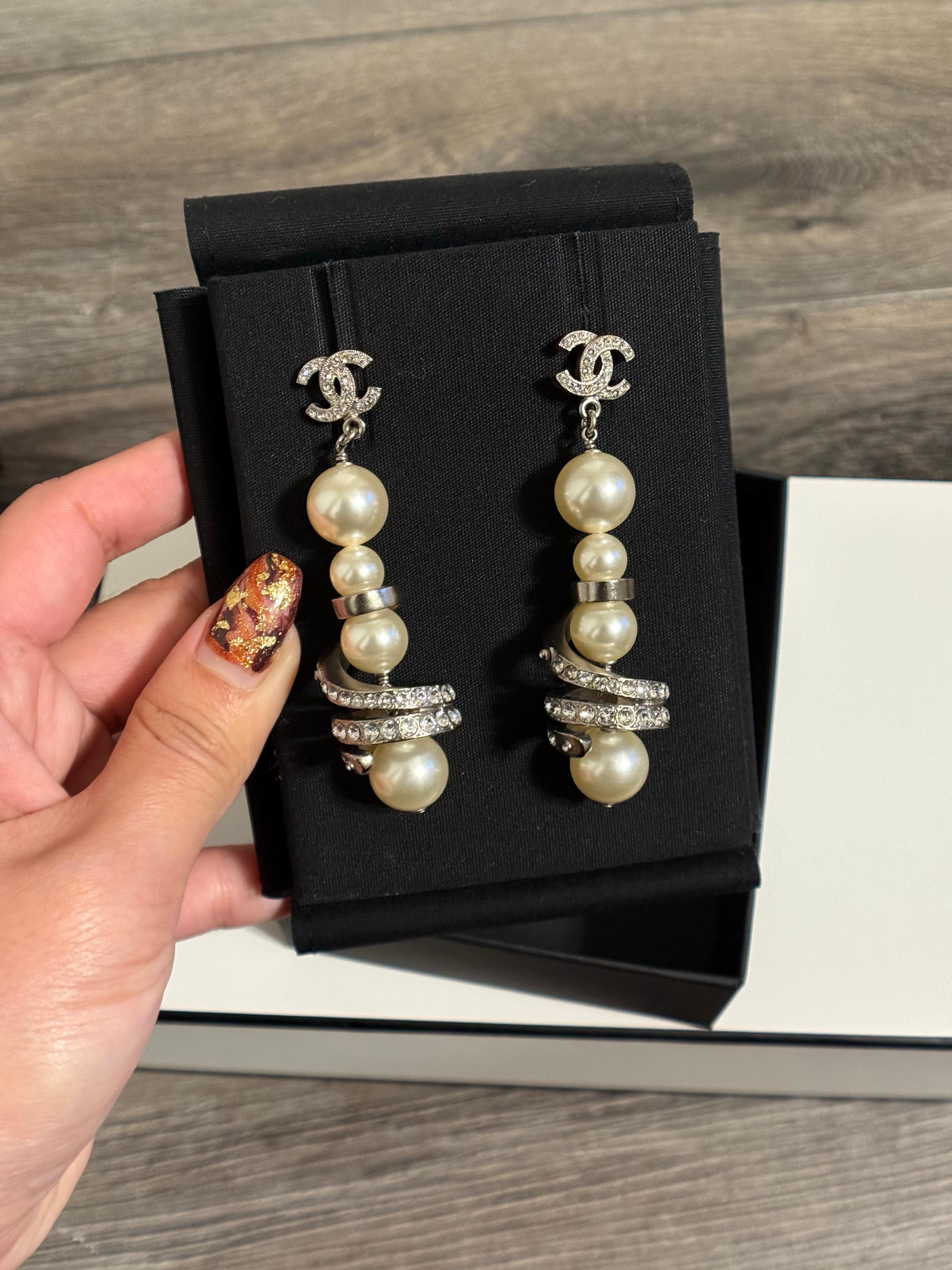 Orecchini Chanel con cristalli CC lunghi e finte perle con accenti di cristallo in vendita 7