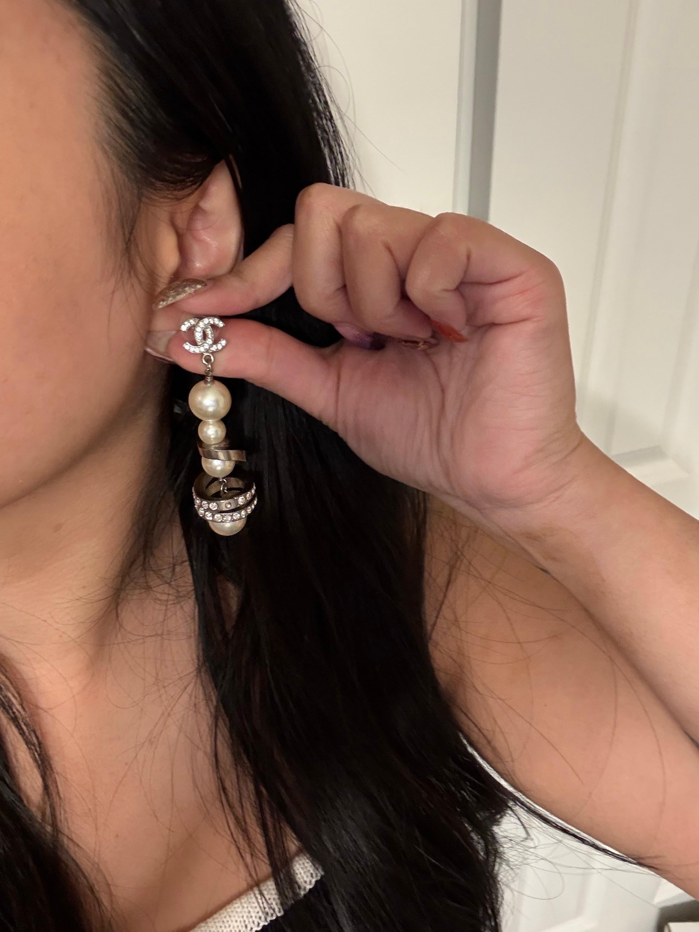 Orecchini Chanel con cristalli CC lunghi e finte perle con accenti di cristallo in vendita 8