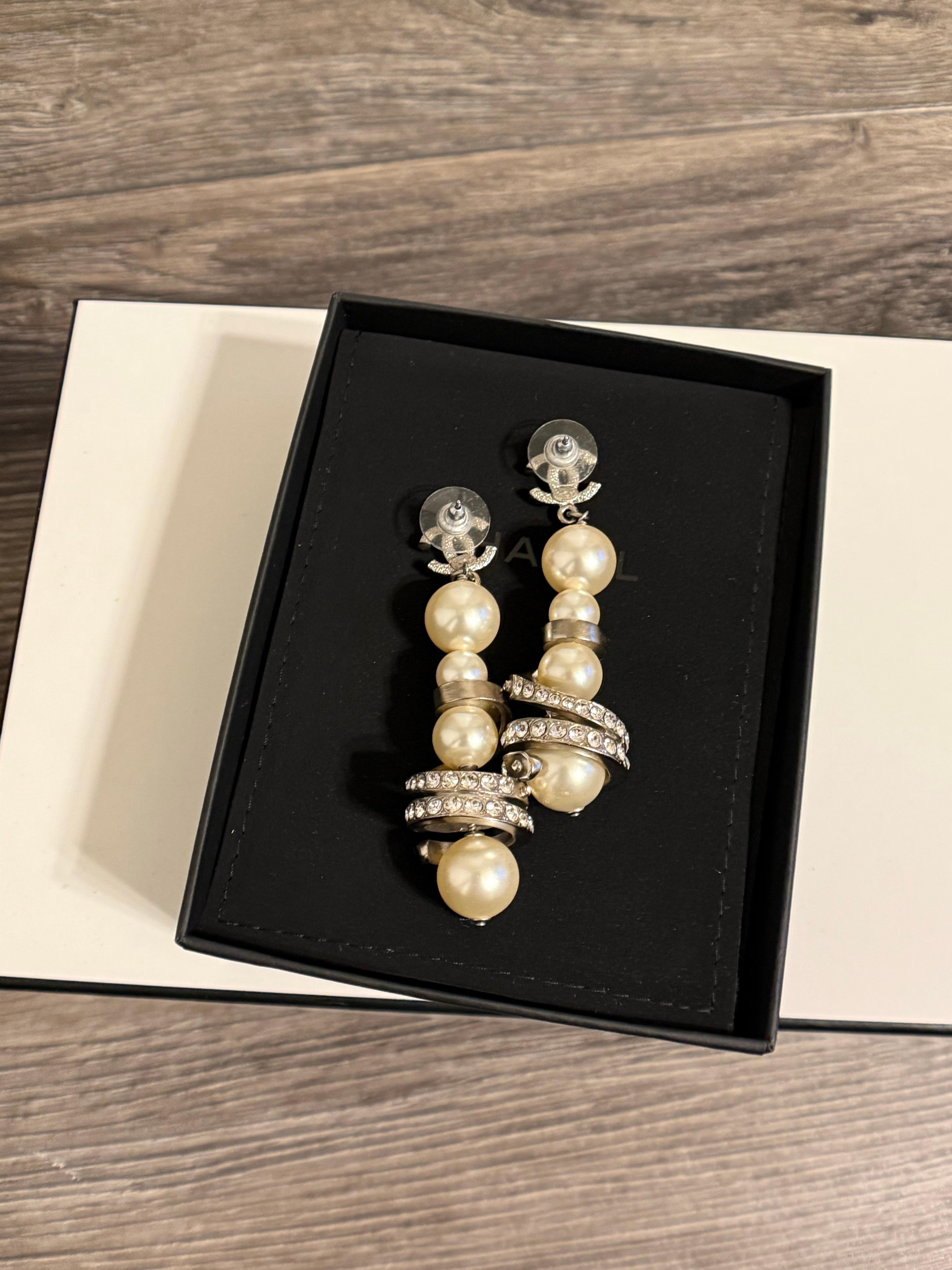 Orecchini Chanel con cristalli CC lunghi e finte perle con accenti di cristallo in vendita 9