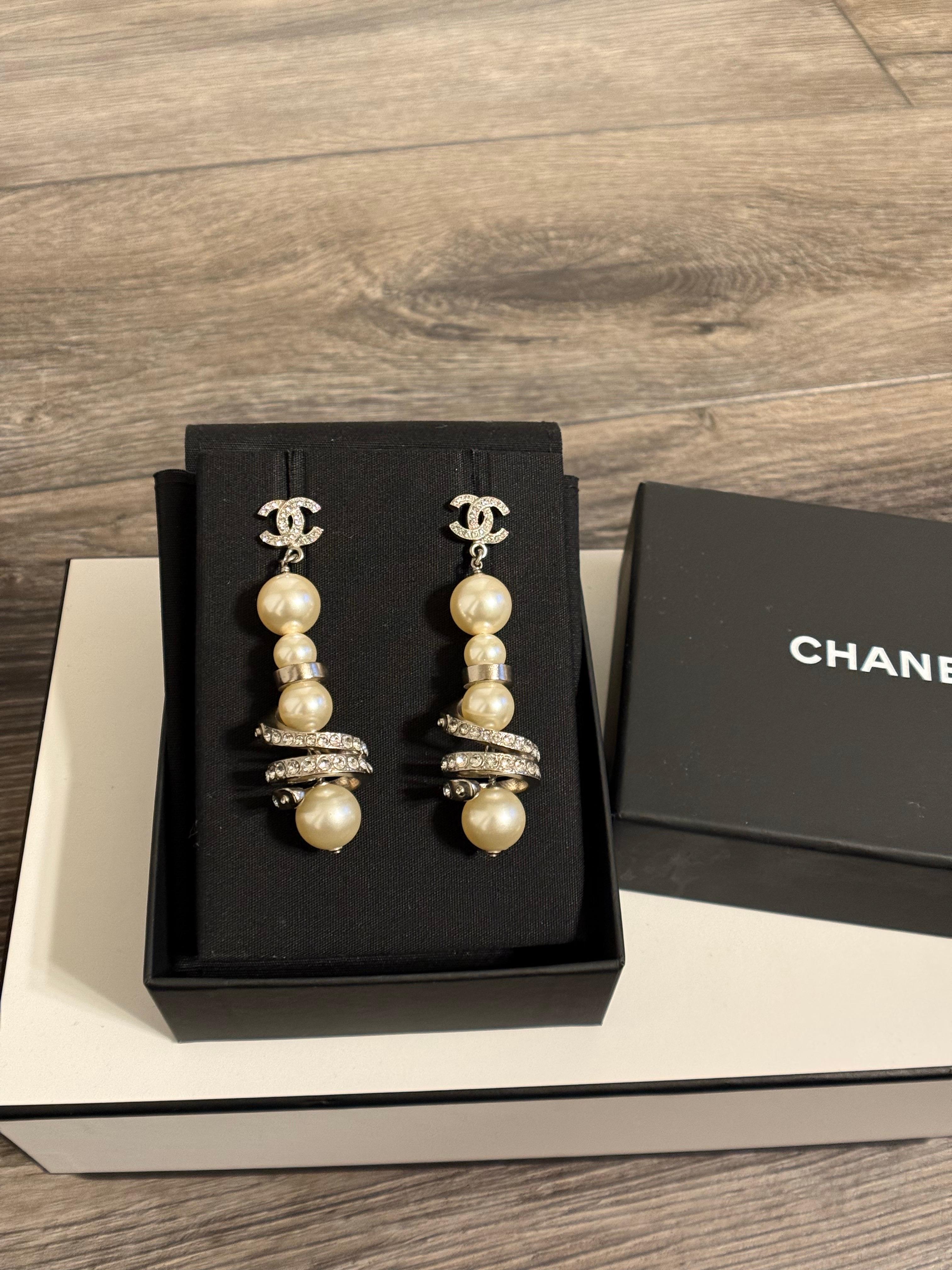 DETTAGLI:
Marchio di garanzia: CHANEL
Prodotto in Francia
Collezione 2016
Gli orecchini sono in buone condizioni e presentano un'usura minima.
Viene fornito con scatola e custodia

INFORMAZIONI IMPORTANTI:
Questo articolo è un pezzo usato e può