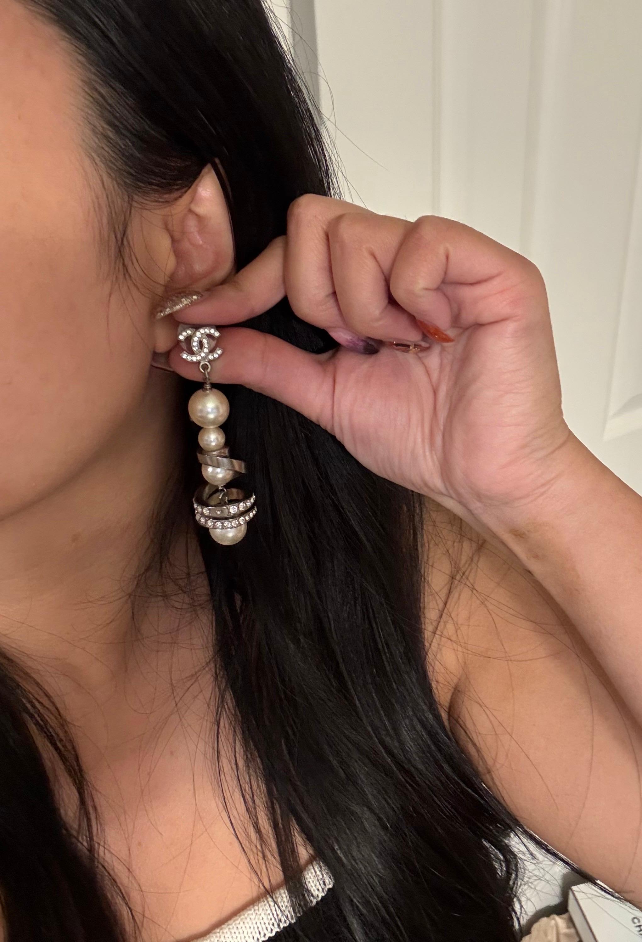 Orecchini Chanel con cristalli CC lunghi e finte perle con accenti di cristallo In condizioni buone in vendita a Bellevue, WA