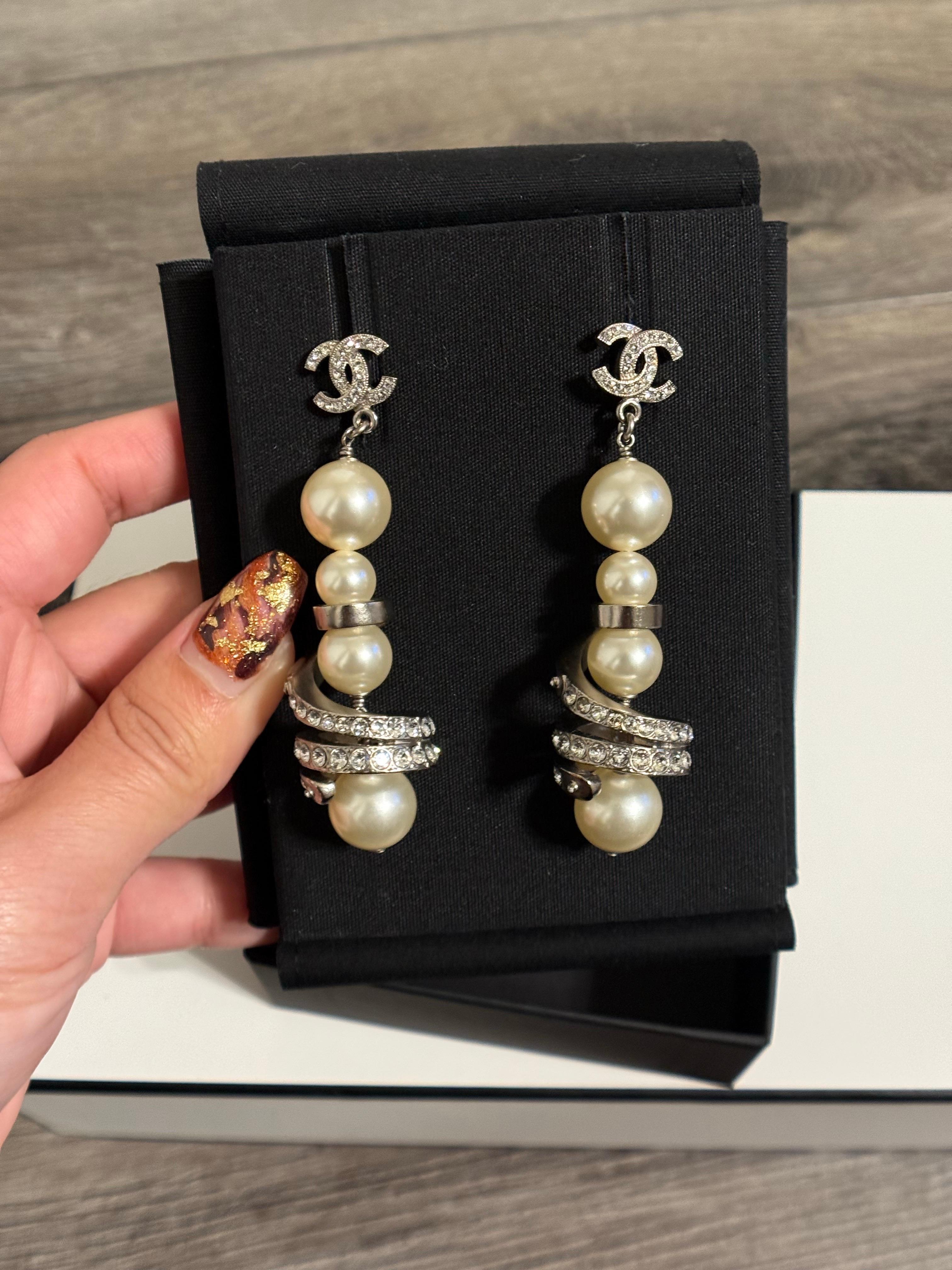 da uomo o donna Orecchini Chanel con cristalli CC lunghi e finte perle con accenti di cristallo in vendita