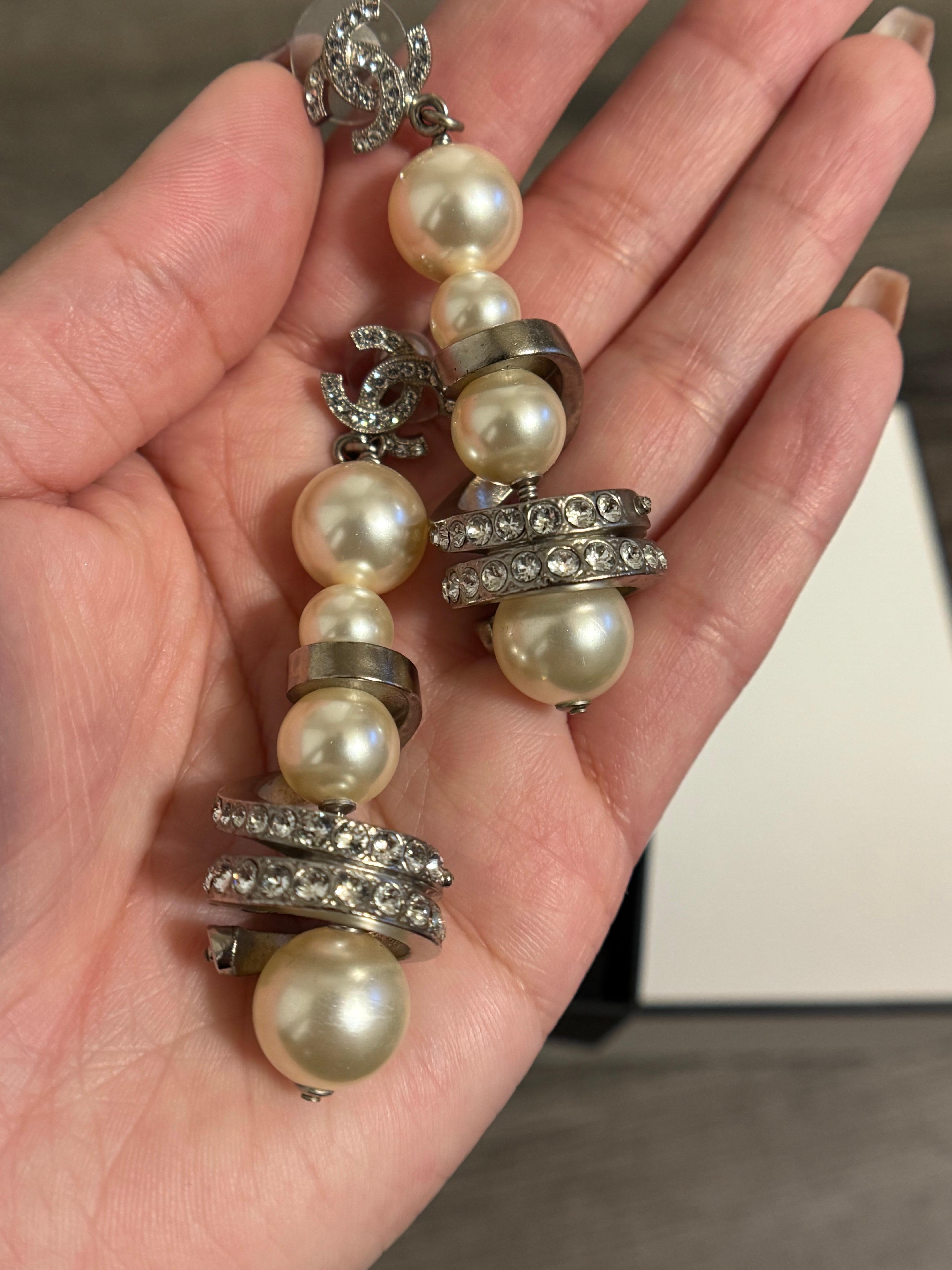 Orecchini Chanel con cristalli CC lunghi e finte perle con accenti di cristallo in vendita 1