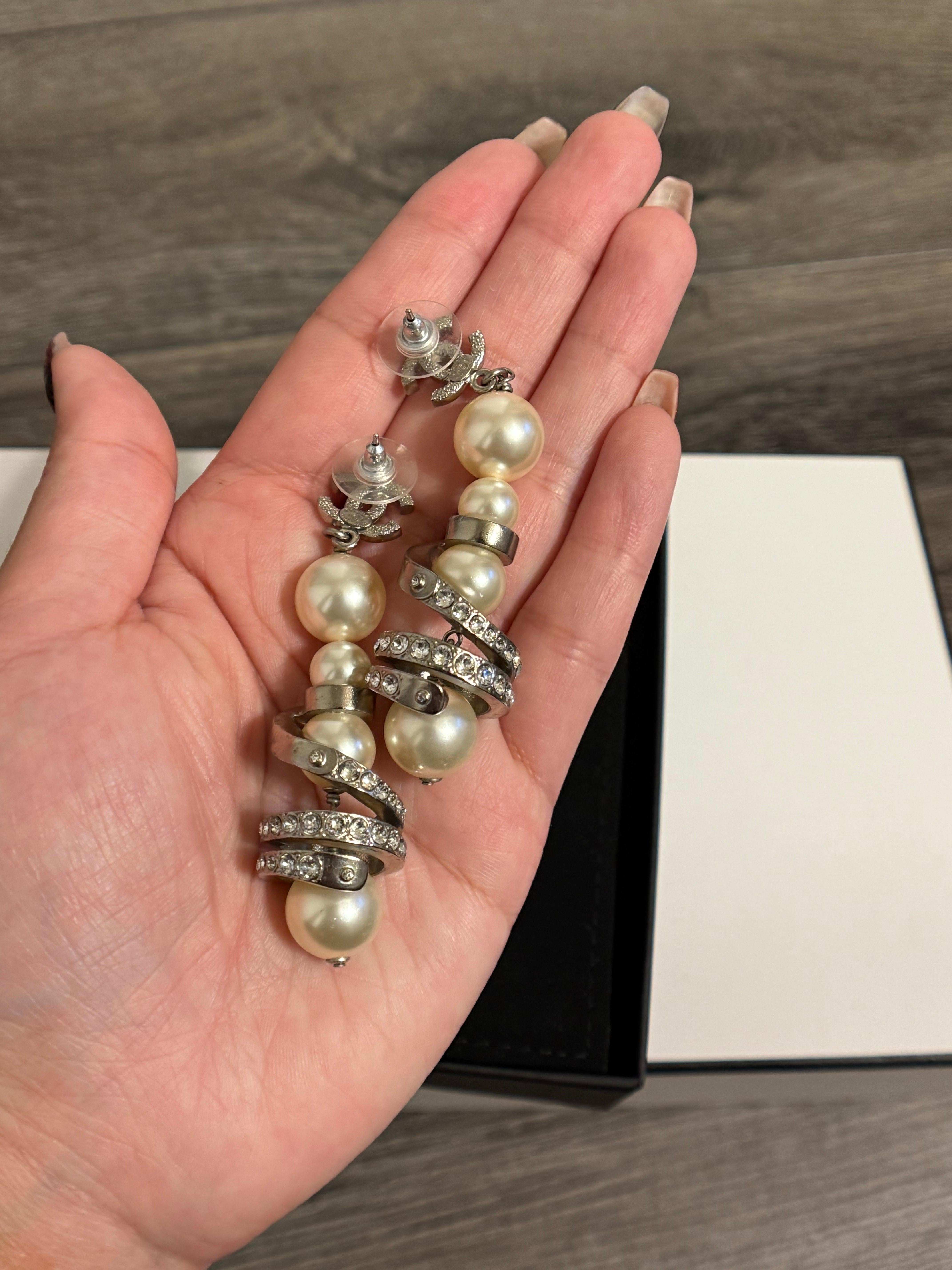 Orecchini Chanel con cristalli CC lunghi e finte perle con accenti di cristallo in vendita 2